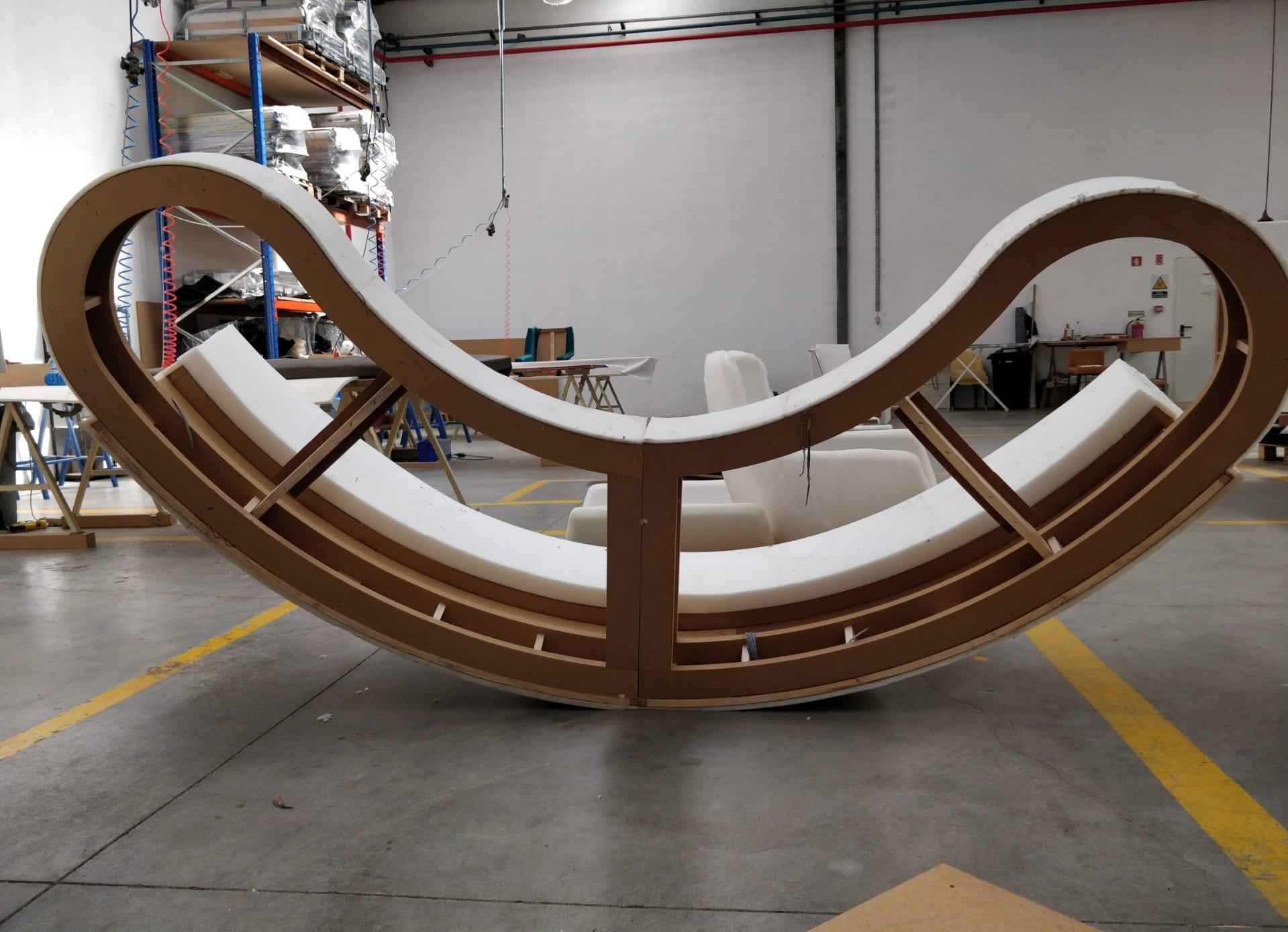 Canapé sculptural de style moderne du milieu du siècle dernier en velours chocolat Neuf - En vente à NEW YORK, NY