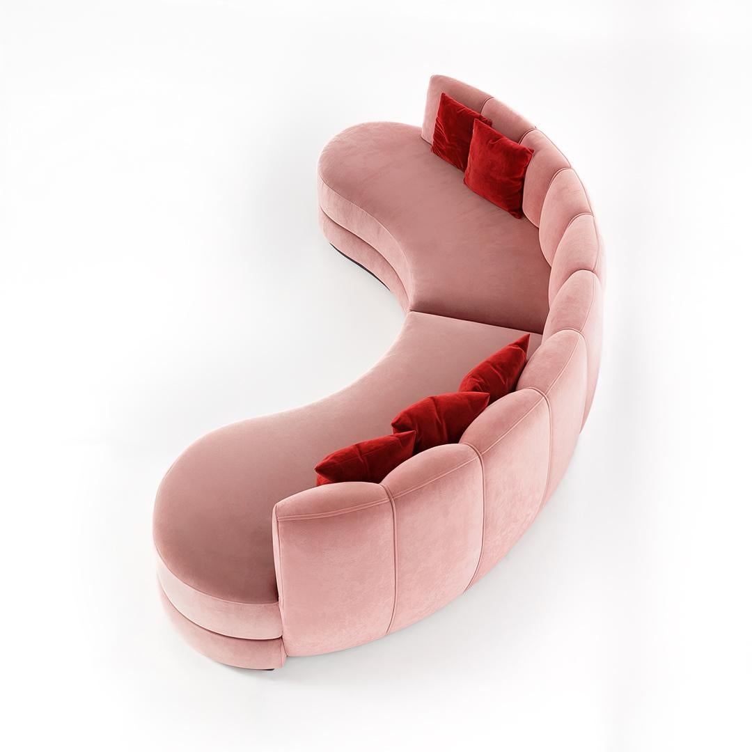 Sofá escultural de estilo moderno de mediados de siglo en terciopelo rosa Portofino Portugués en venta