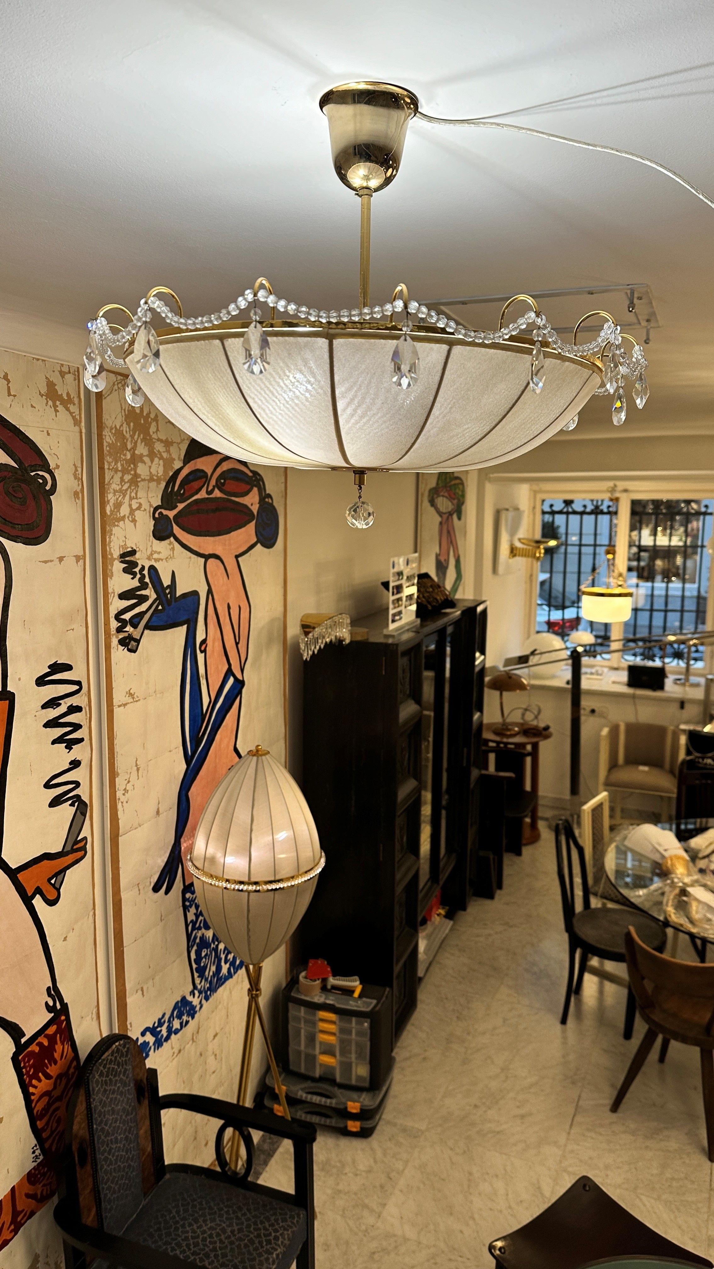 Laiton Lustre Umbrella en soie et verre de cristal de style The Modernity, Re-Edition en vente