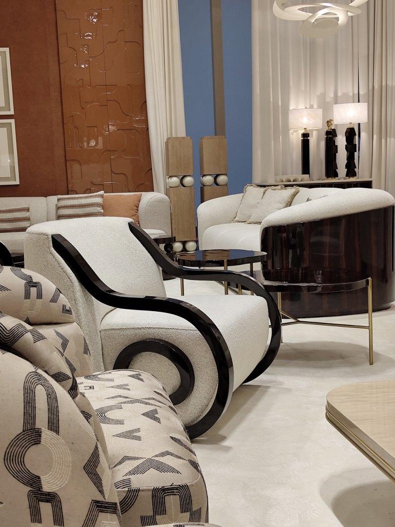 Divano in stile moderno di metà secolo con schienale avvolgente in Wood e pregiato tessuto Bouclé In condizioni Nuovo in vendita a NEW YORK, NY