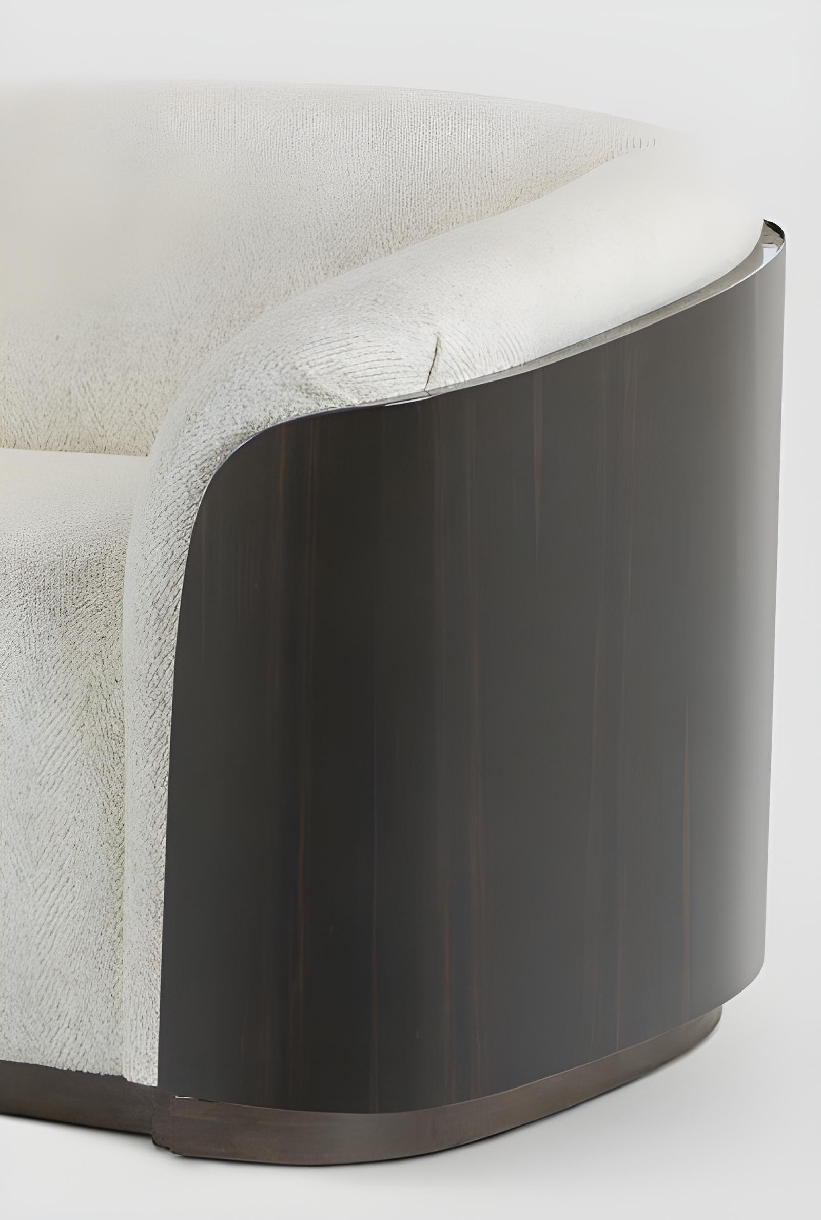 XXI secolo e contemporaneo Divano in stile moderno di metà secolo con schienale avvolgente in Wood e pregiato tessuto Bouclé in vendita