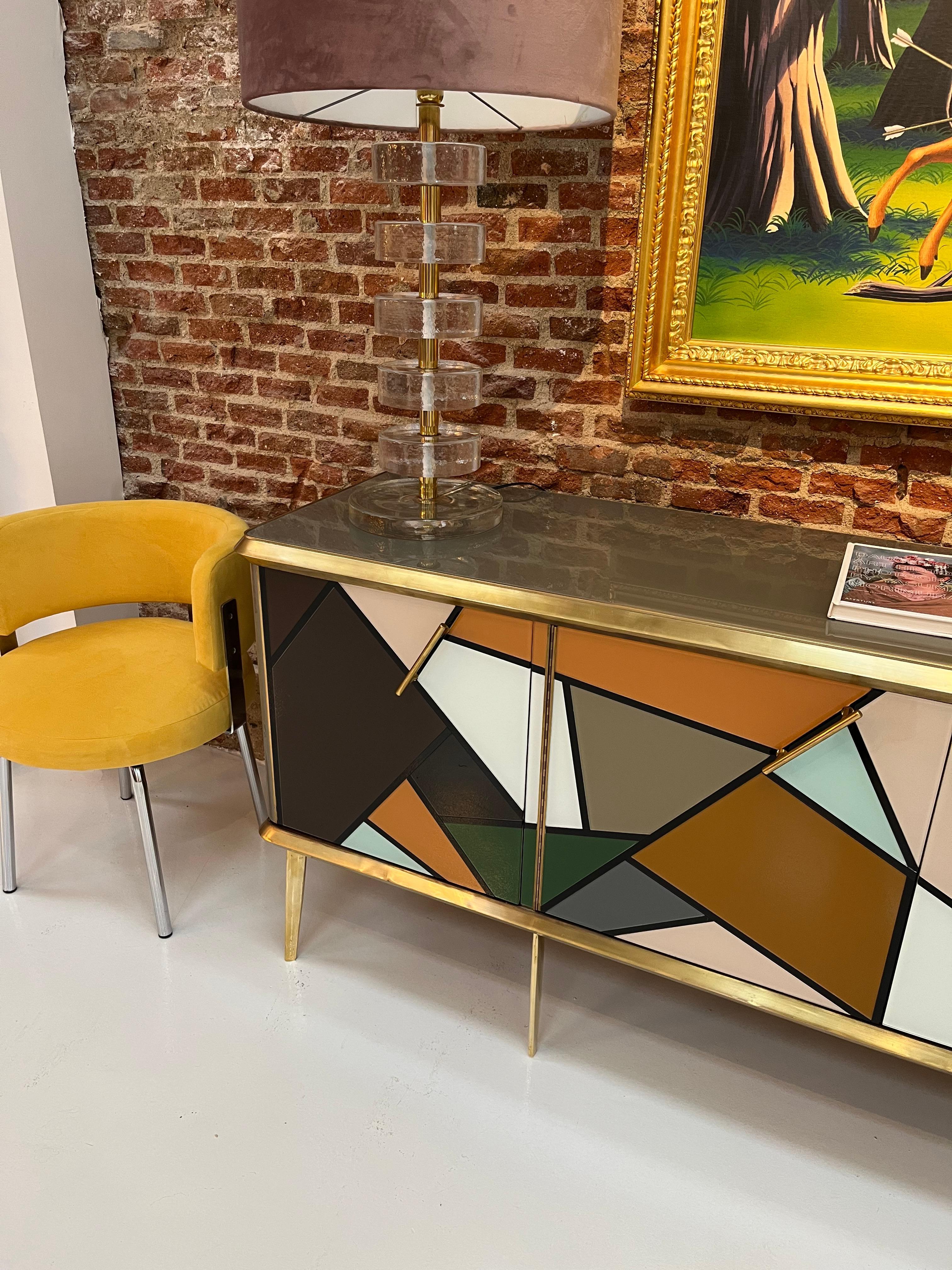 Credenza italiana in legno massiccio e vetro colorato in stile metà secolo moderno in vendita 3