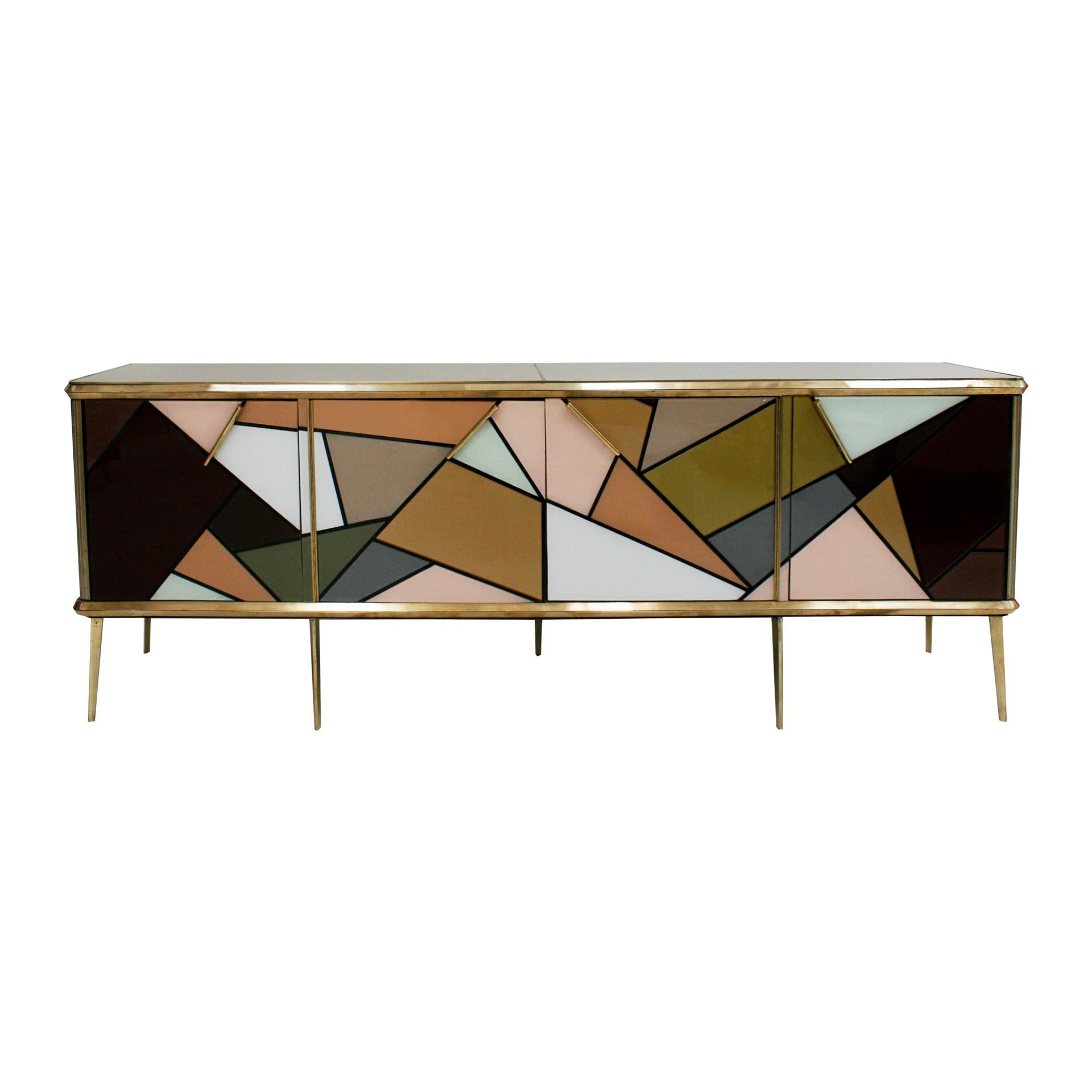 Il pannello laterale è composto da 4 porte con struttura in legno massiccio originale degli anni '50 rivestite in vetro colorato. Maniglie, profili e gambe in ottone. Italia.

La produzione può durare dalle 5 alle 6 settimane.

Ogni articolo che LA