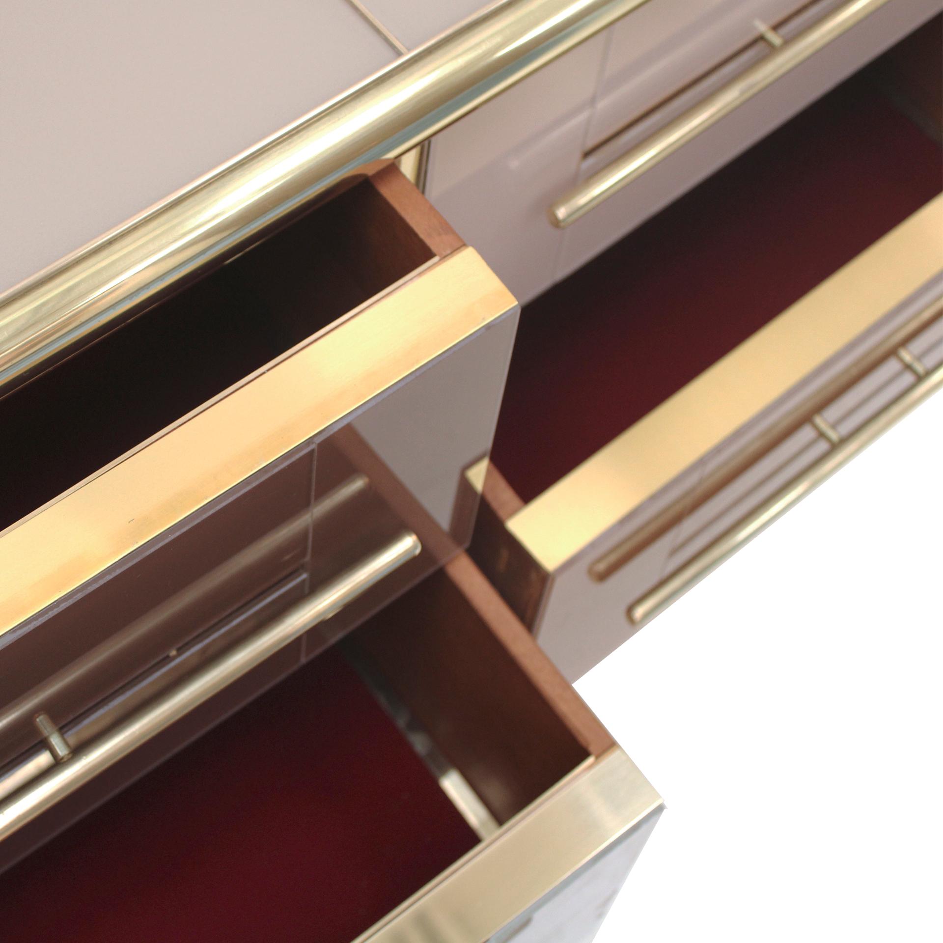 XXI secolo e contemporaneo Credenza italiana in legno massiccio e vetro colorato in stile metà secolo moderno in vendita