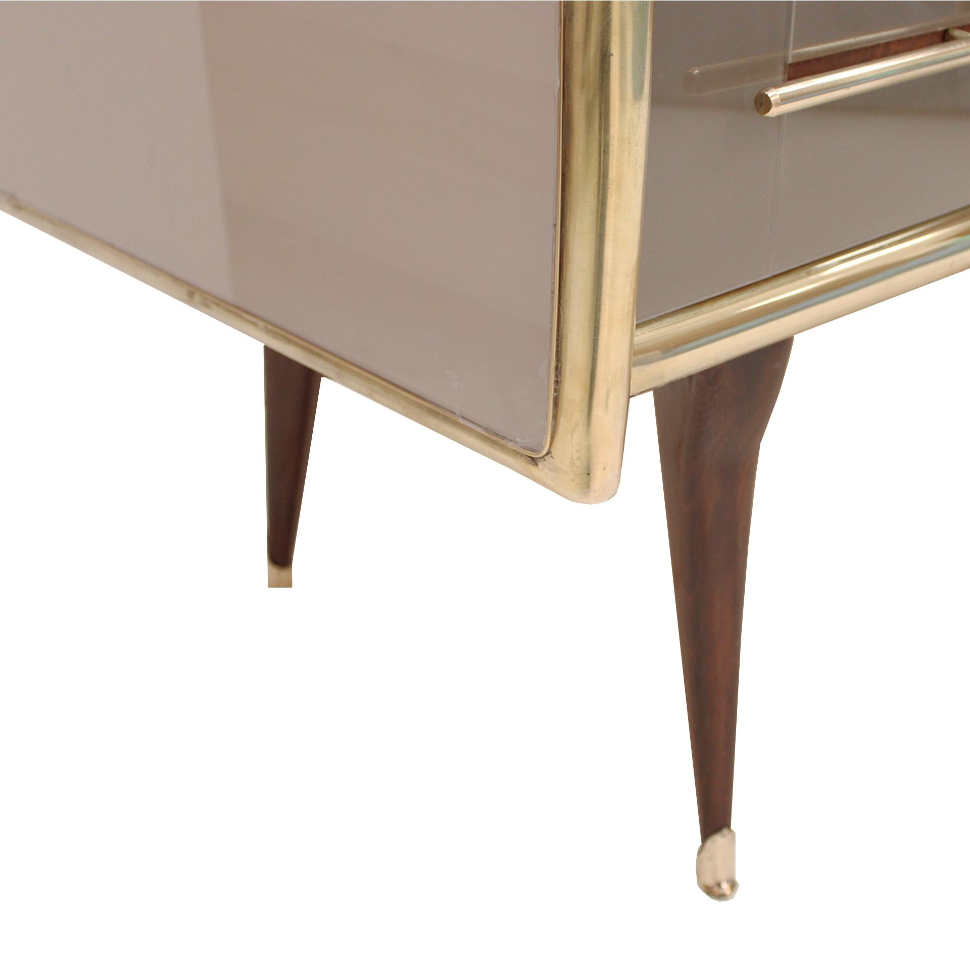 Ottone Credenza italiana in legno massiccio e vetro colorato in stile metà secolo moderno in vendita