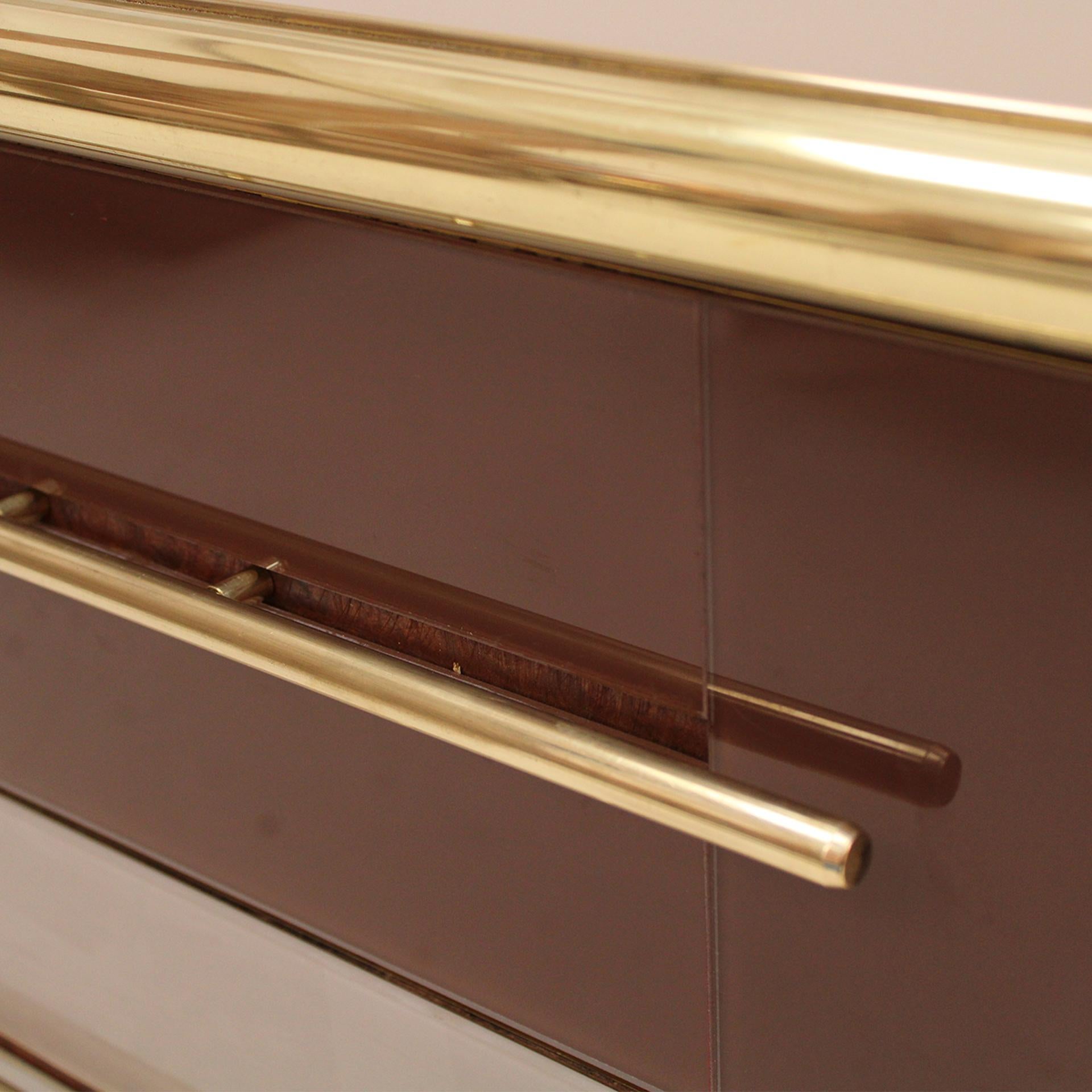 Credenza italiana in legno massiccio e vetro colorato in stile metà secolo moderno in vendita 1