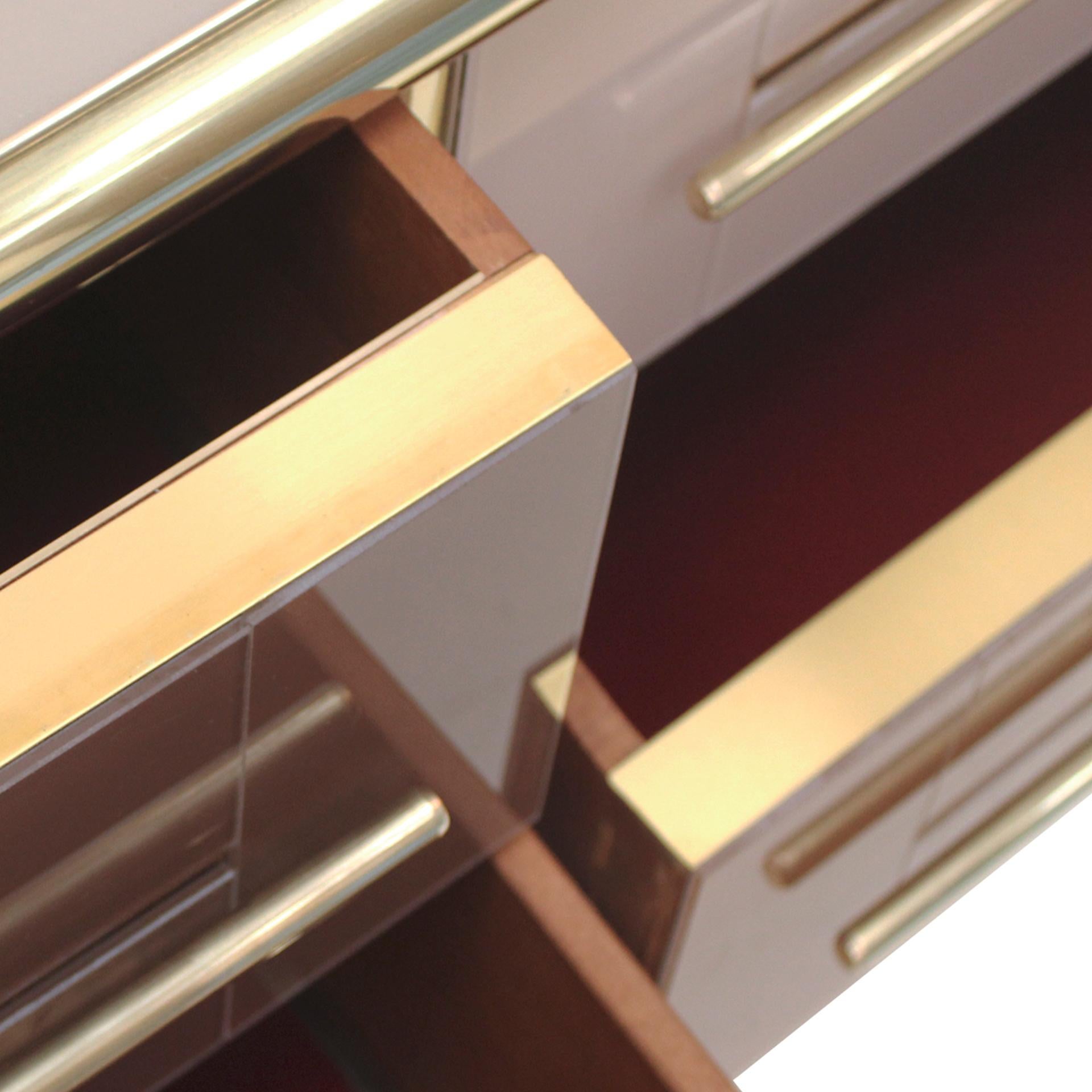 Italienisches Sideboard aus Massivholz und farbigem Glas im modernen Stil der Mitte des Jahrhunderts im Angebot 2