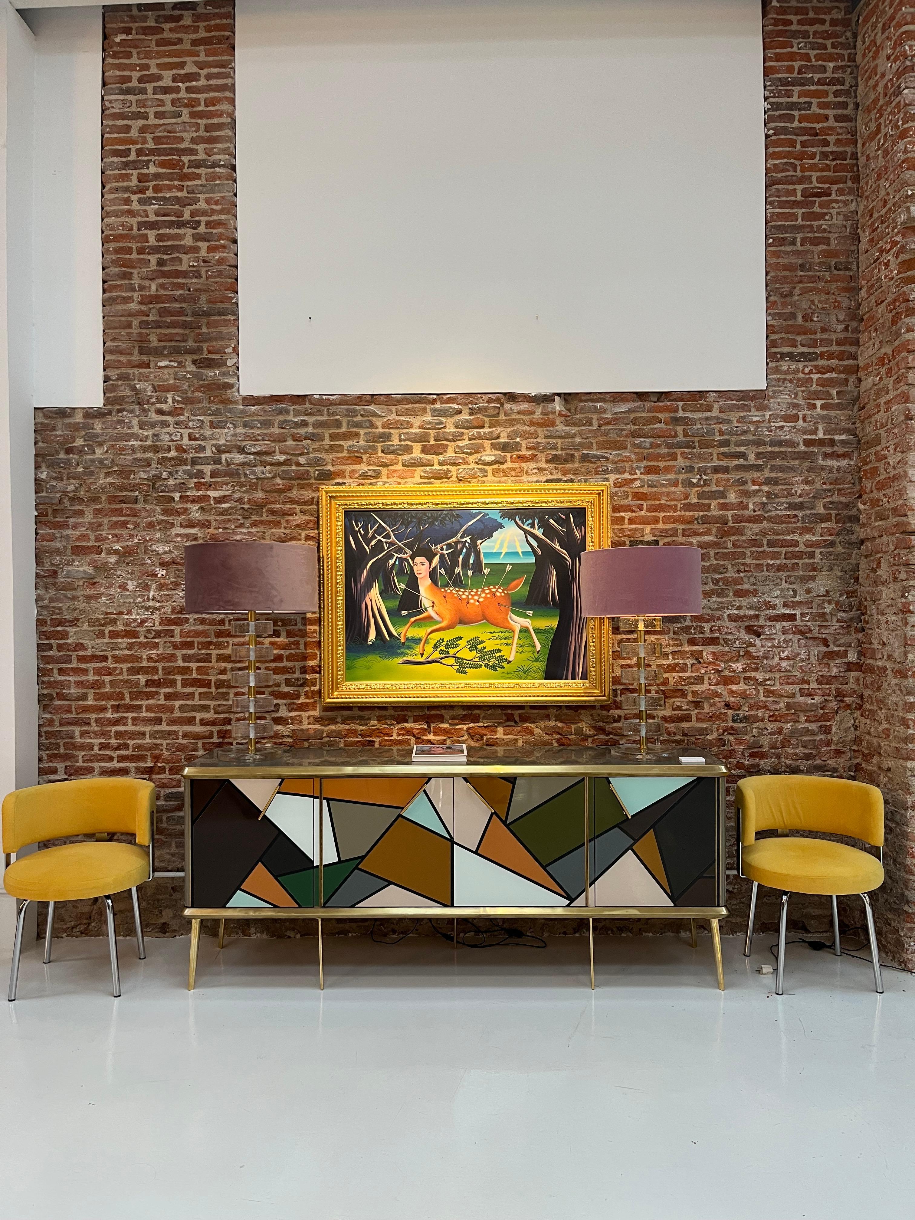 Credenza italiana in legno massiccio e vetro colorato in stile metà secolo moderno in vendita 1