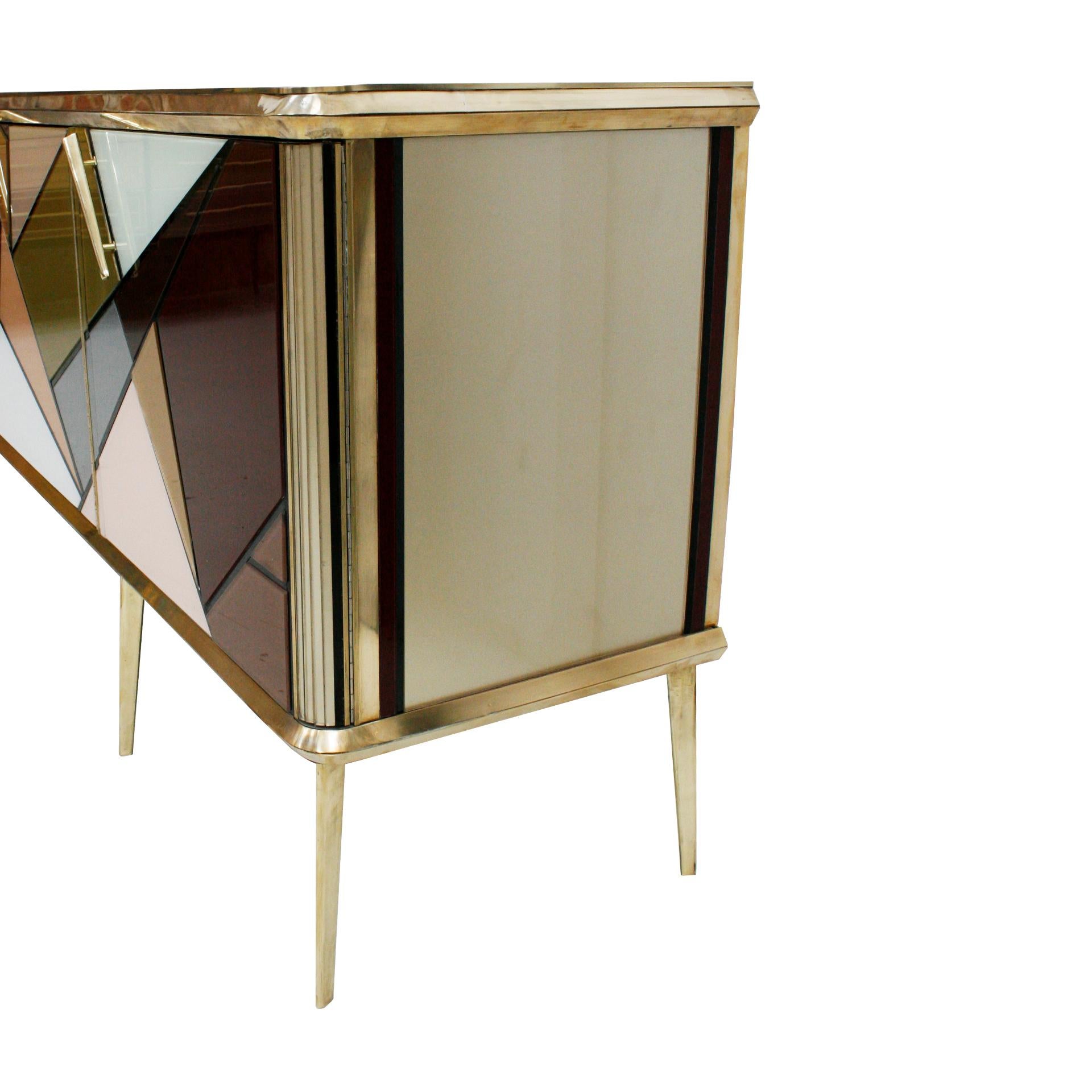 Credenza italiana in legno massiccio e vetro colorato in stile metà secolo moderno in vendita 1