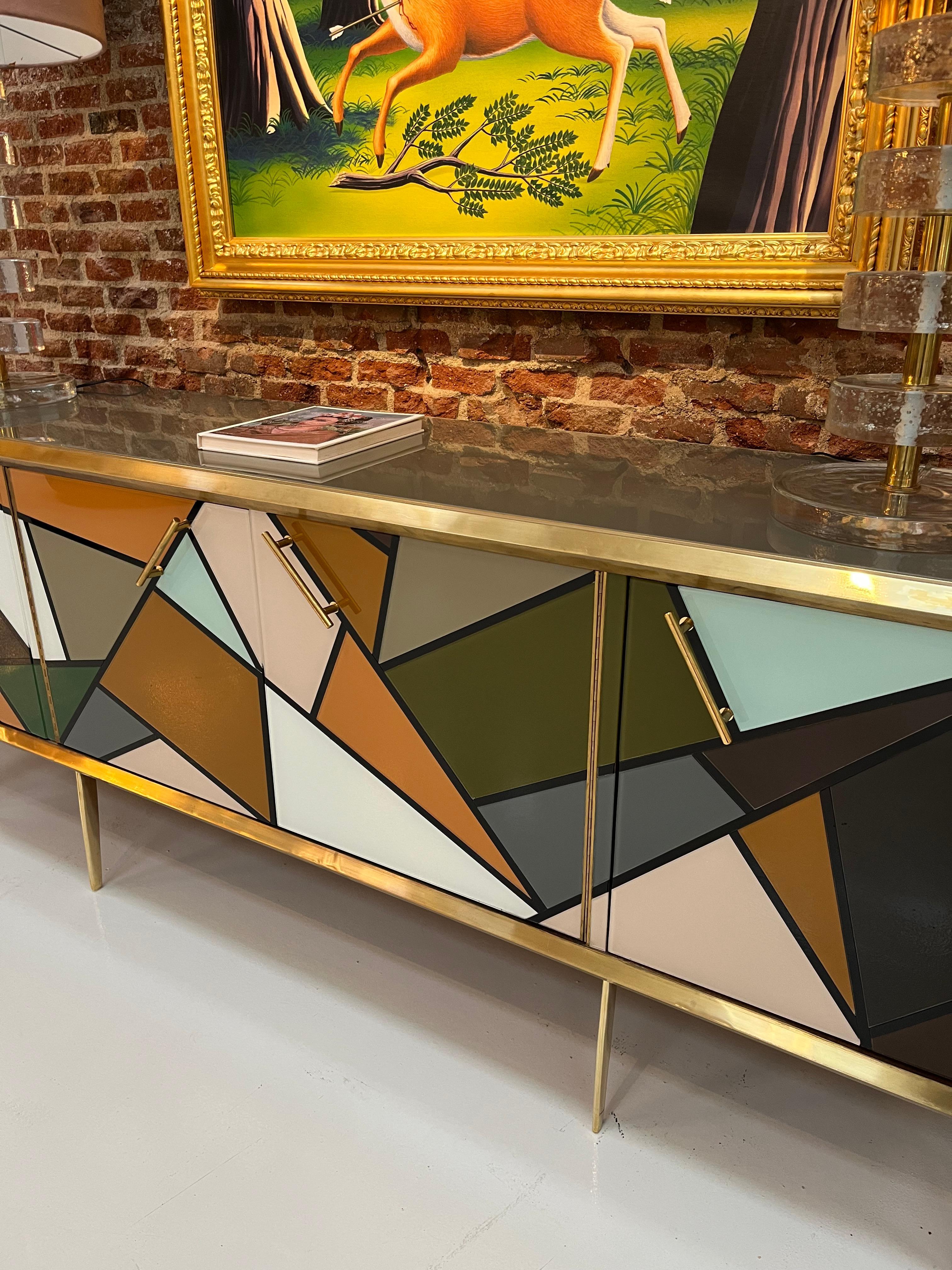 Credenza italiana in legno massiccio e vetro colorato in stile metà secolo moderno in vendita 2