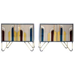 Paire de buffets italiens de style moderne du milieu du siècle dernier en bois massif et verre coloré