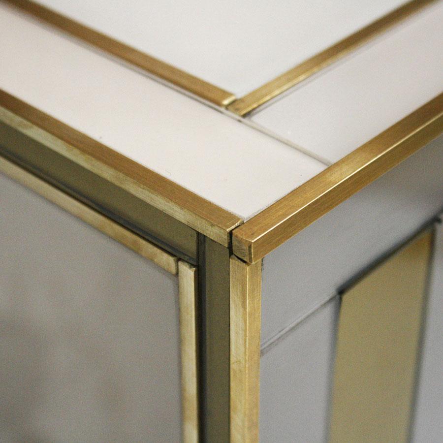 XXI secolo e contemporaneo Commodino italiano in stile metà secolo moderno in legno massiccio, vetro colorato e ottone in vendita