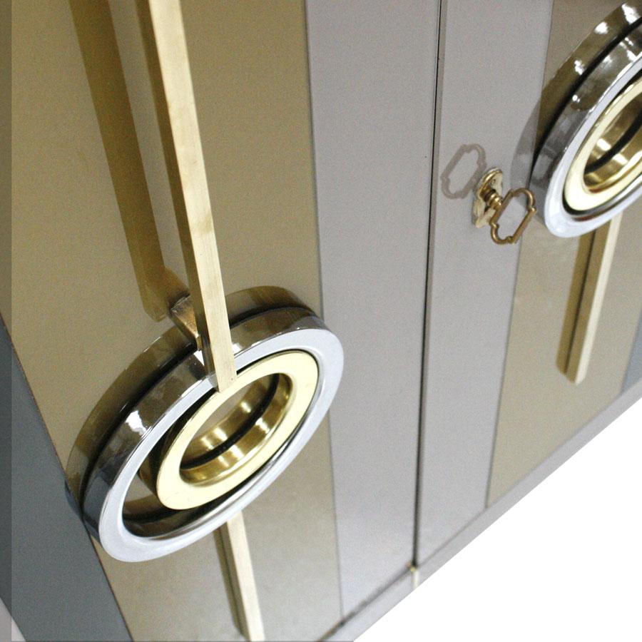 Ottone Commodino italiano in stile metà secolo moderno in legno massiccio, vetro colorato e ottone in vendita