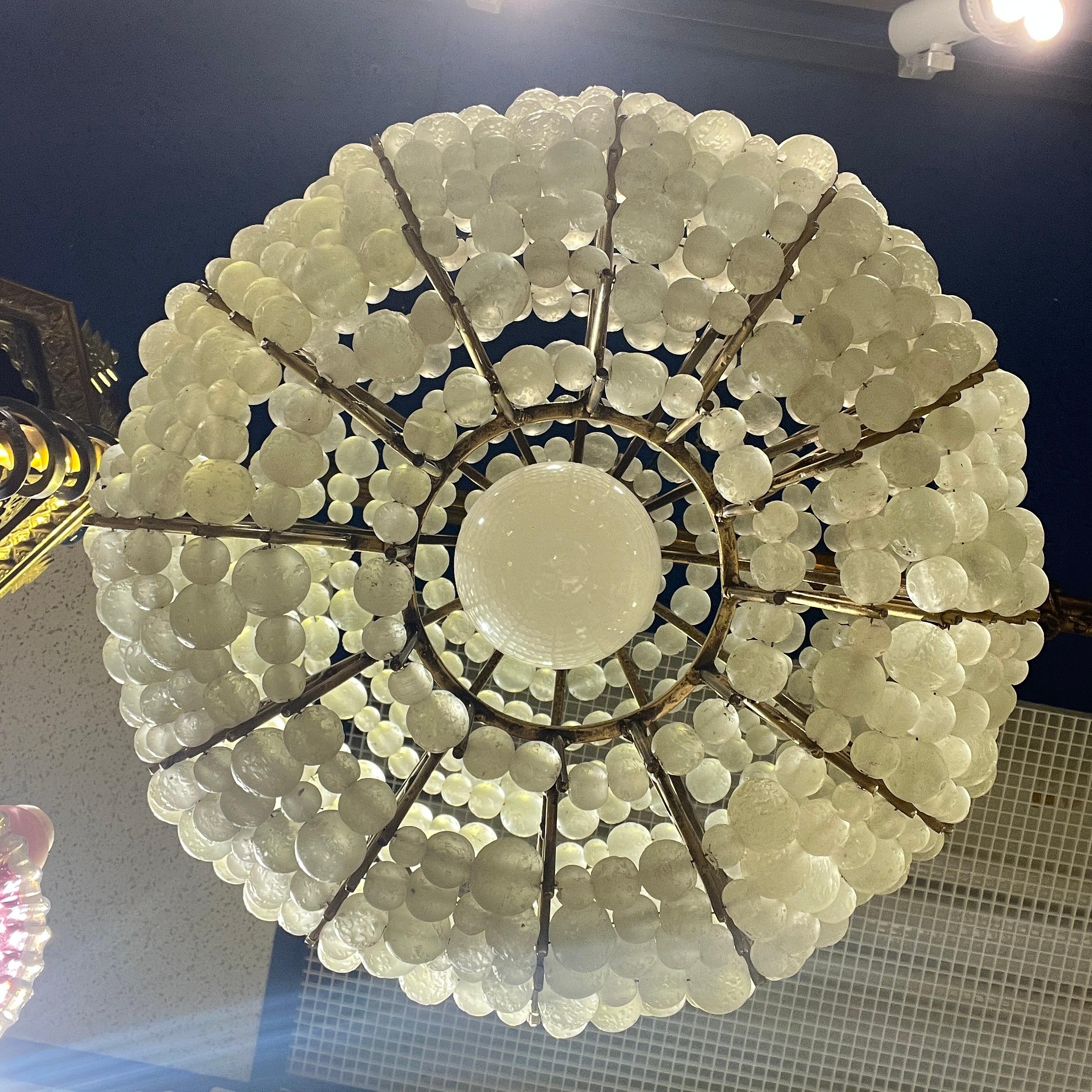 Mid century modern style Spherical Glass Bead and Brass Chandelier en vente 4