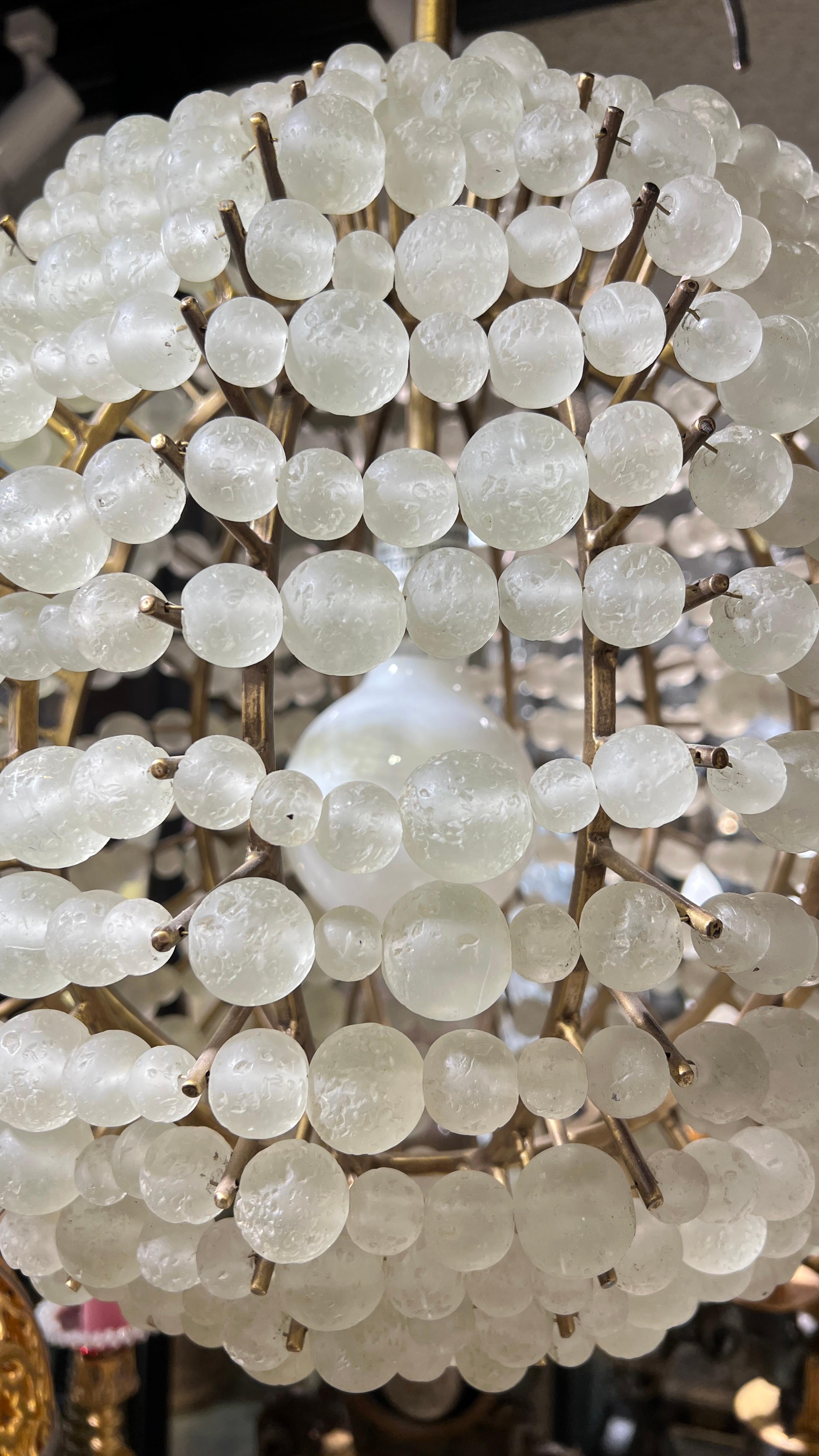 XXIe siècle et contemporain Mid century modern style Spherical Glass Bead and Brass Chandelier en vente