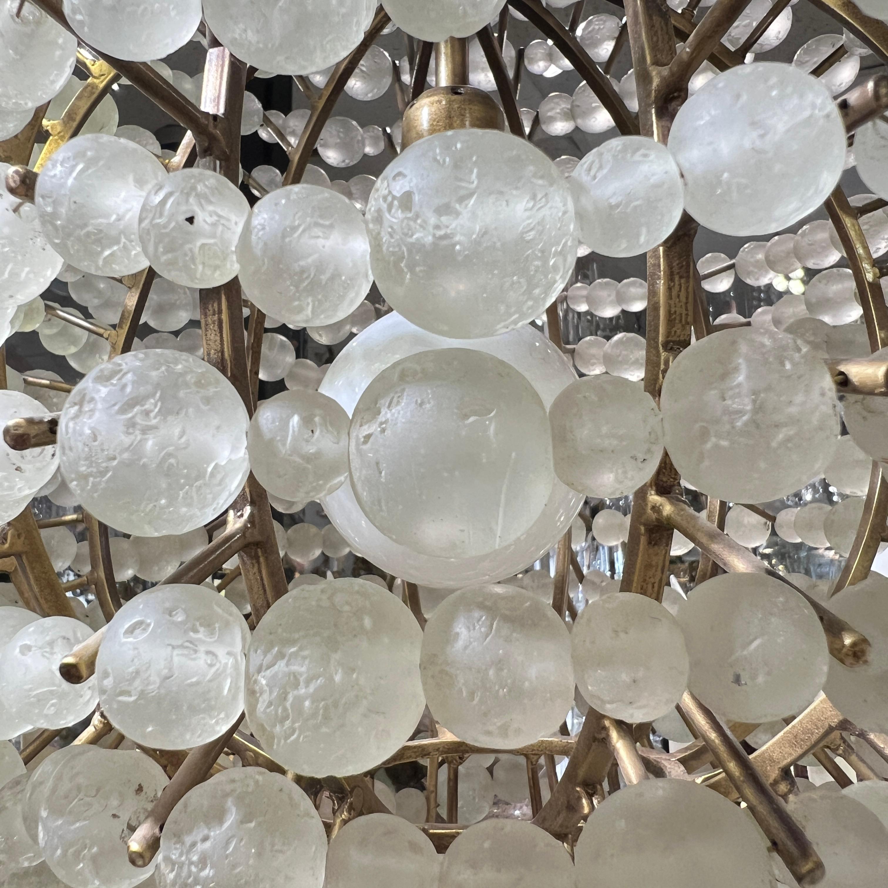 Mid century modern style Spherical Glass Bead and Brass Chandelier en vente 1