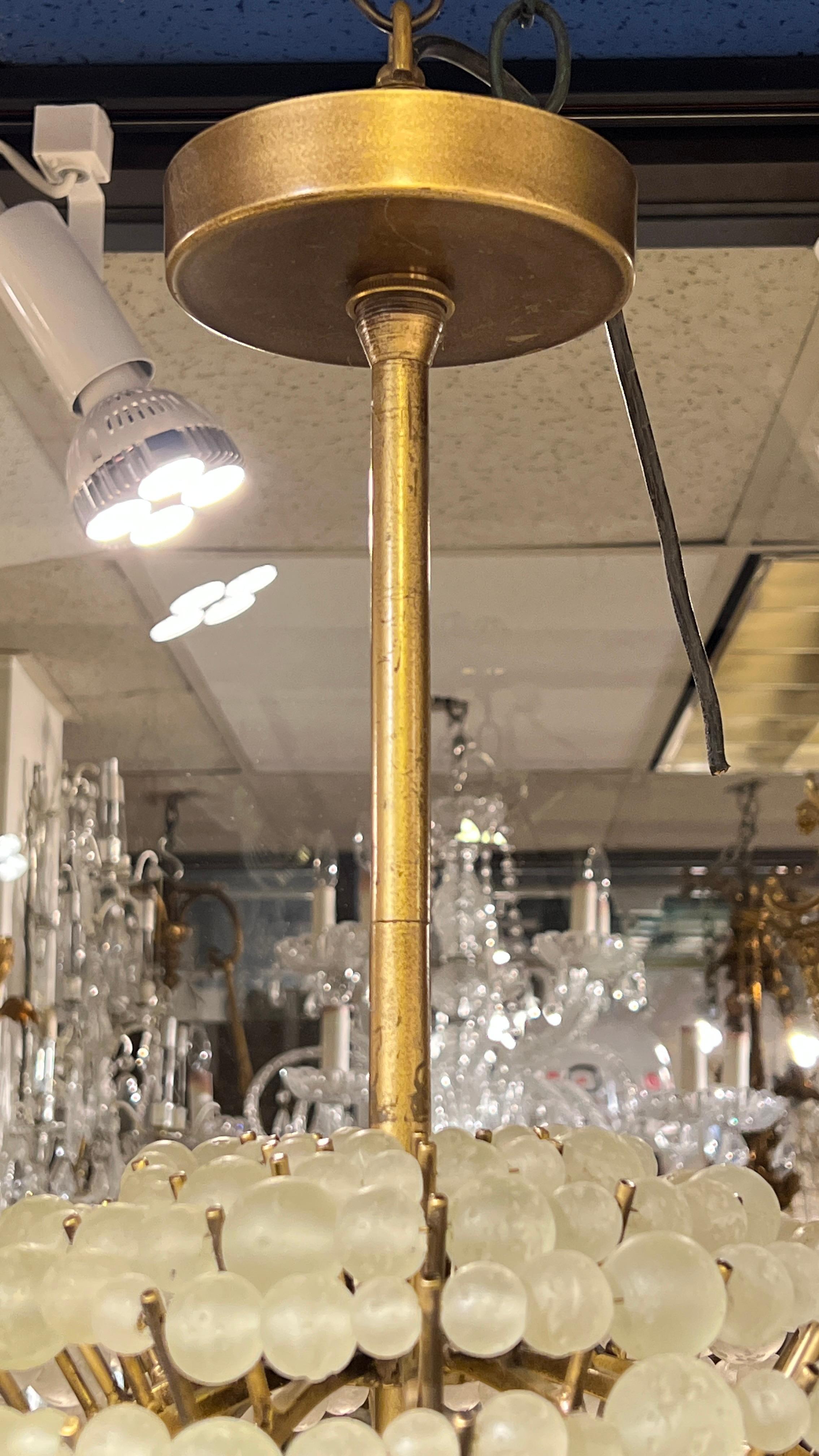 Mid century modern style Spherical Glass Bead and Brass Chandelier en vente 3