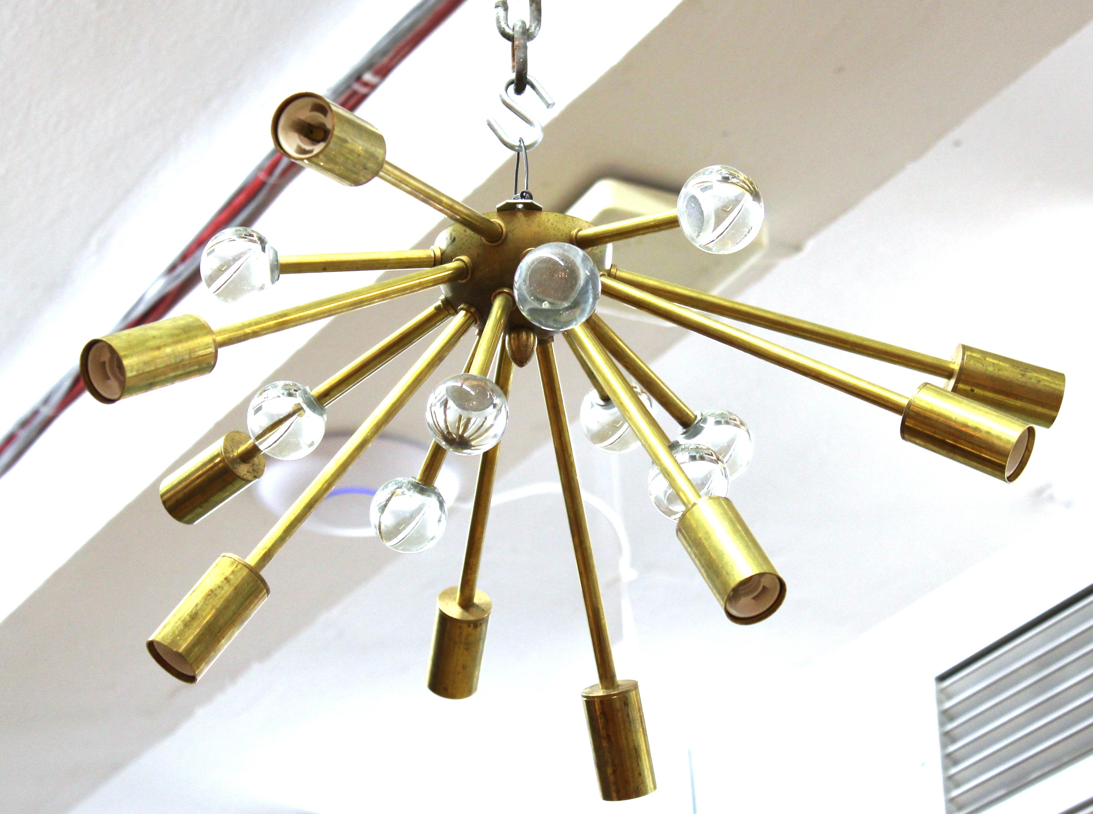 Lámpara empotrada Sputnik, moderna de mediados de siglo, de latón, con elementos de bola de cristal. En magnífico estado vintage con el desgaste propio de la edad.