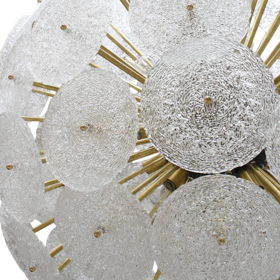 Lampe pendante italienne de style midcentury avec structure en laiton finie par des pièces circulaires en verre de Murano.

Chaque article proposé par LA Studio est contrôlé par notre équipe de 10 artisans dans notre atelier interne. Des demandes