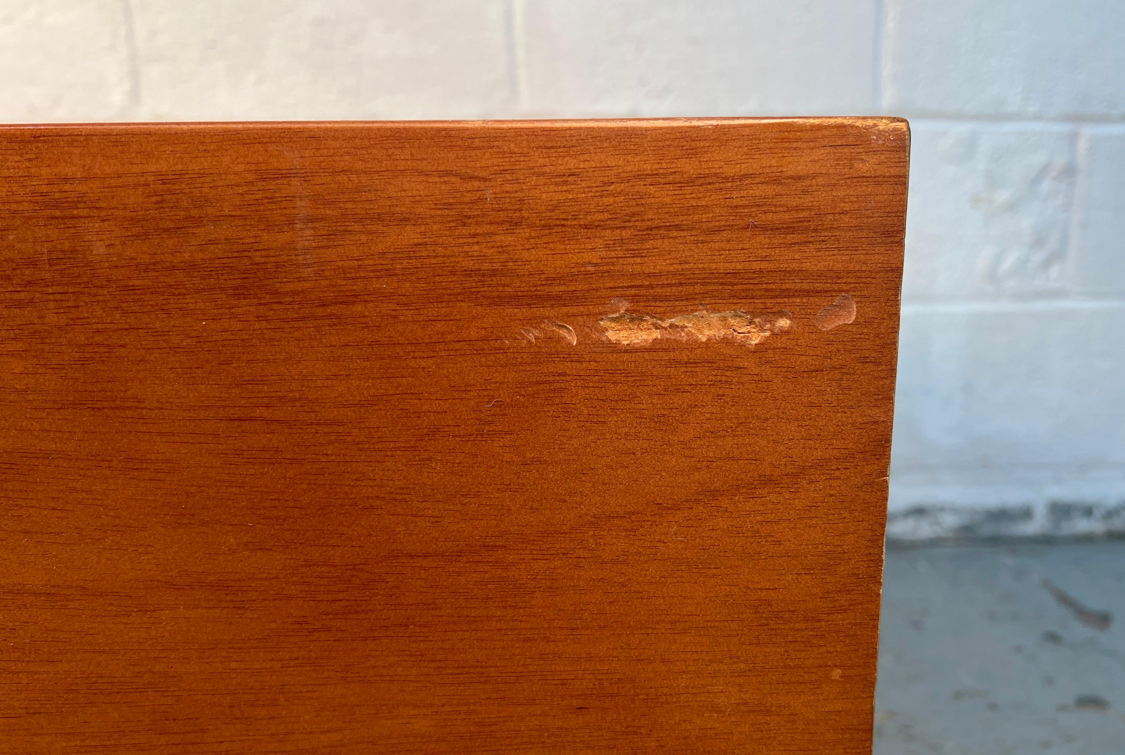 Tavolino quadrato in legno in stile metà secolo moderno in vendita 4