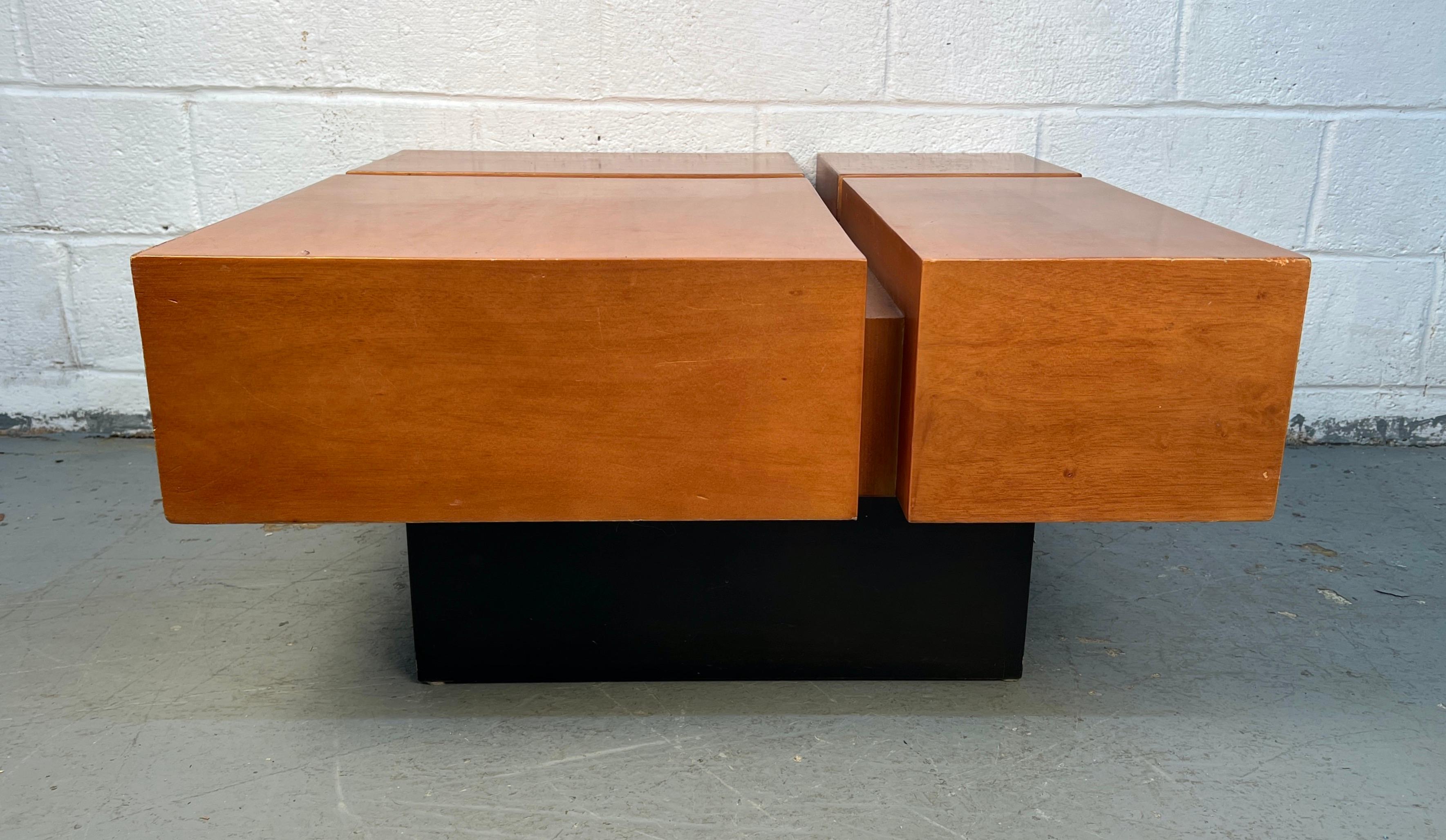 Mid-Century moderno Tavolino quadrato in legno in stile metà secolo moderno in vendita