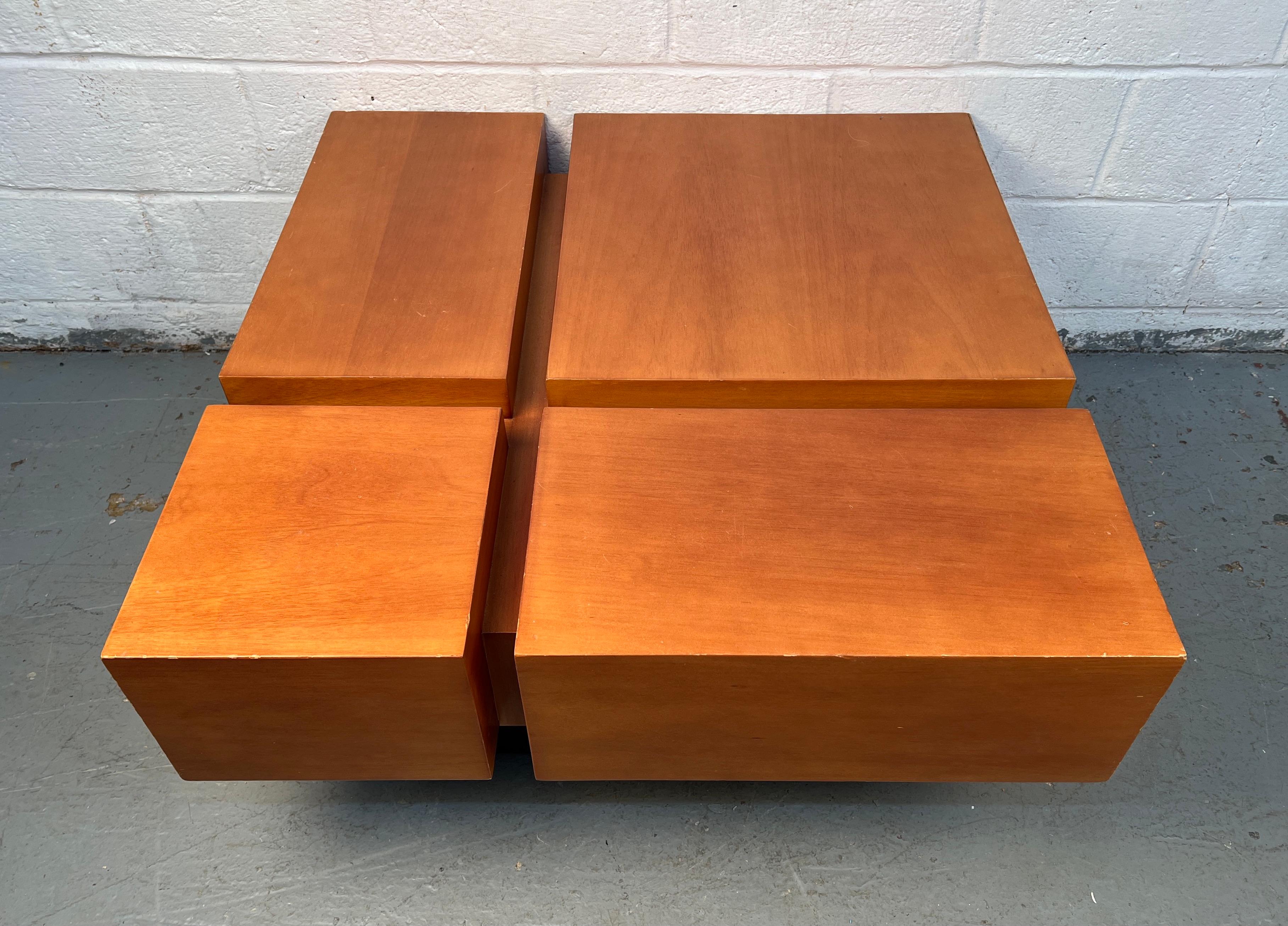 Tavolino quadrato in legno in stile metà secolo moderno In condizioni buone in vendita a Brooklyn, NY