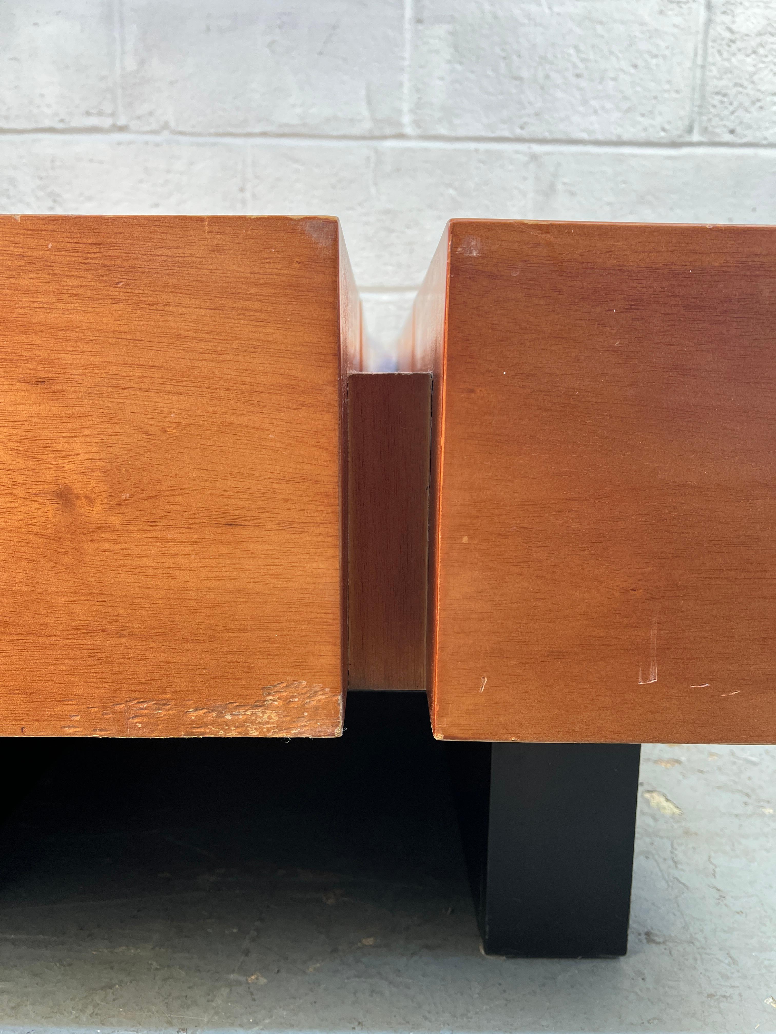 XX secolo Tavolino quadrato in legno in stile metà secolo moderno in vendita