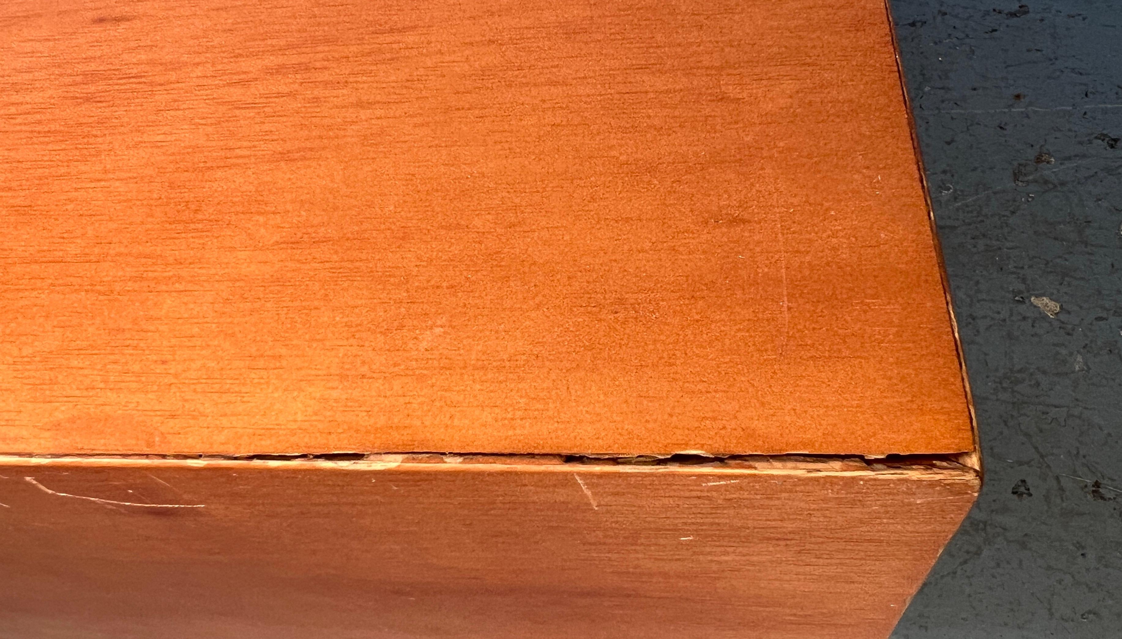 Legno Tavolino quadrato in legno in stile metà secolo moderno in vendita