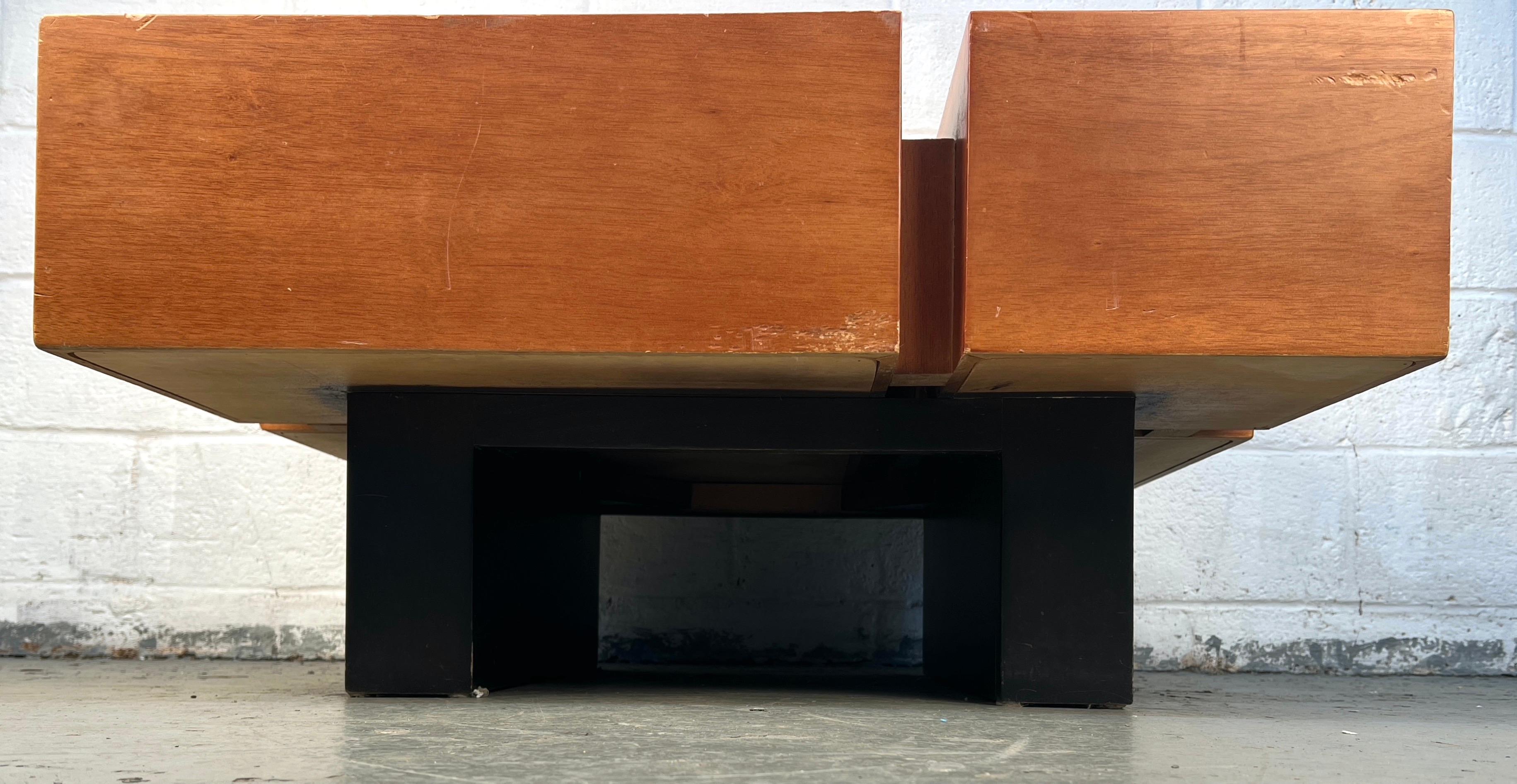 Tavolino quadrato in legno in stile metà secolo moderno in vendita 1