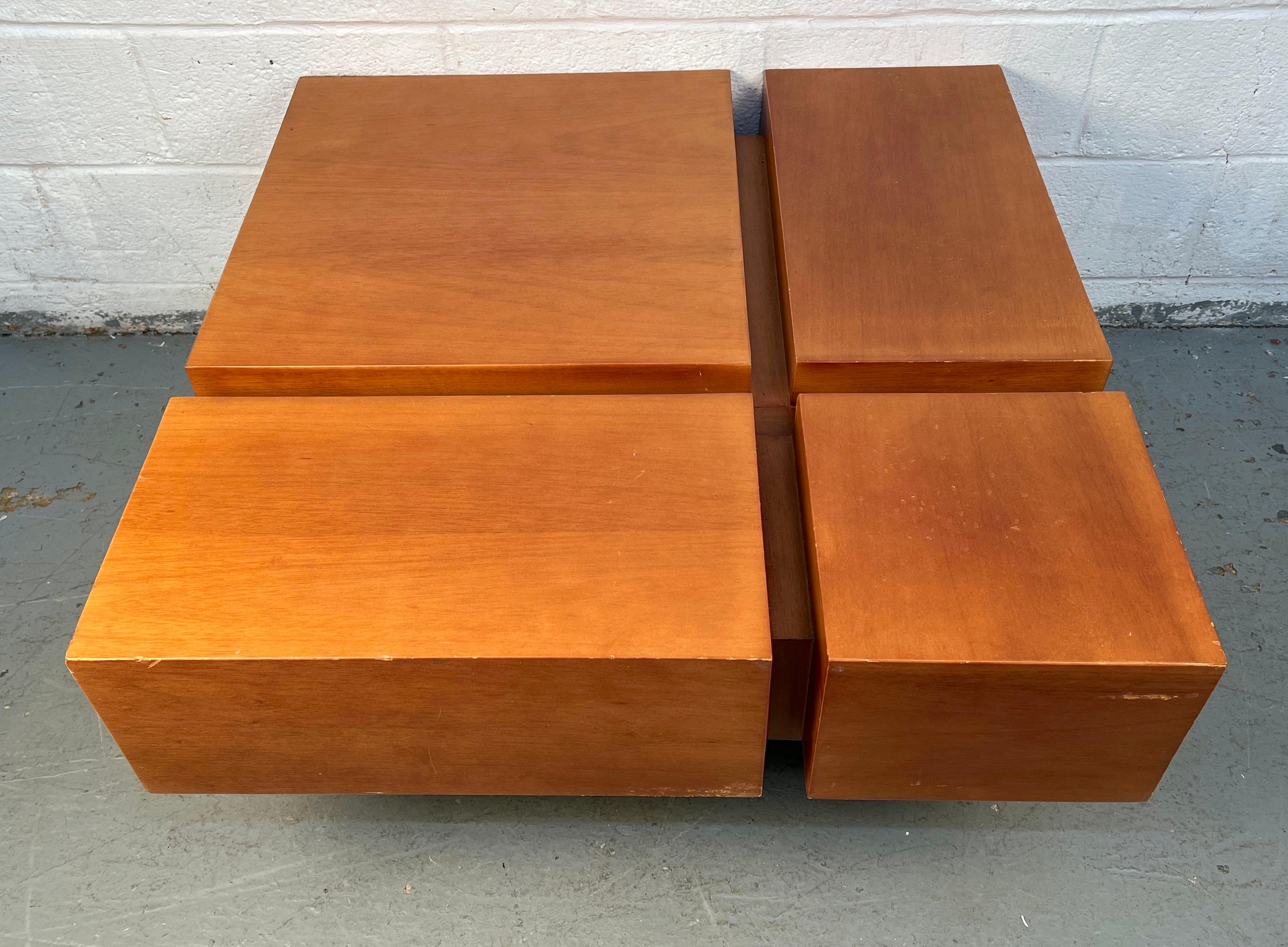 Tavolino quadrato in legno in stile metà secolo moderno in vendita 2