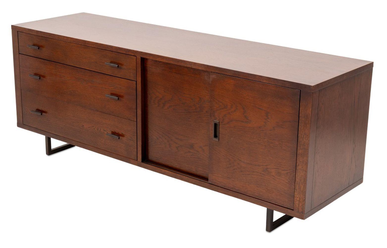 Credenza in Wood Wood macchiato in stile moderno della metà del secolo, con due ante scorrevoli che si aprono a destra e tre cassetti a sinistra, etichetta 