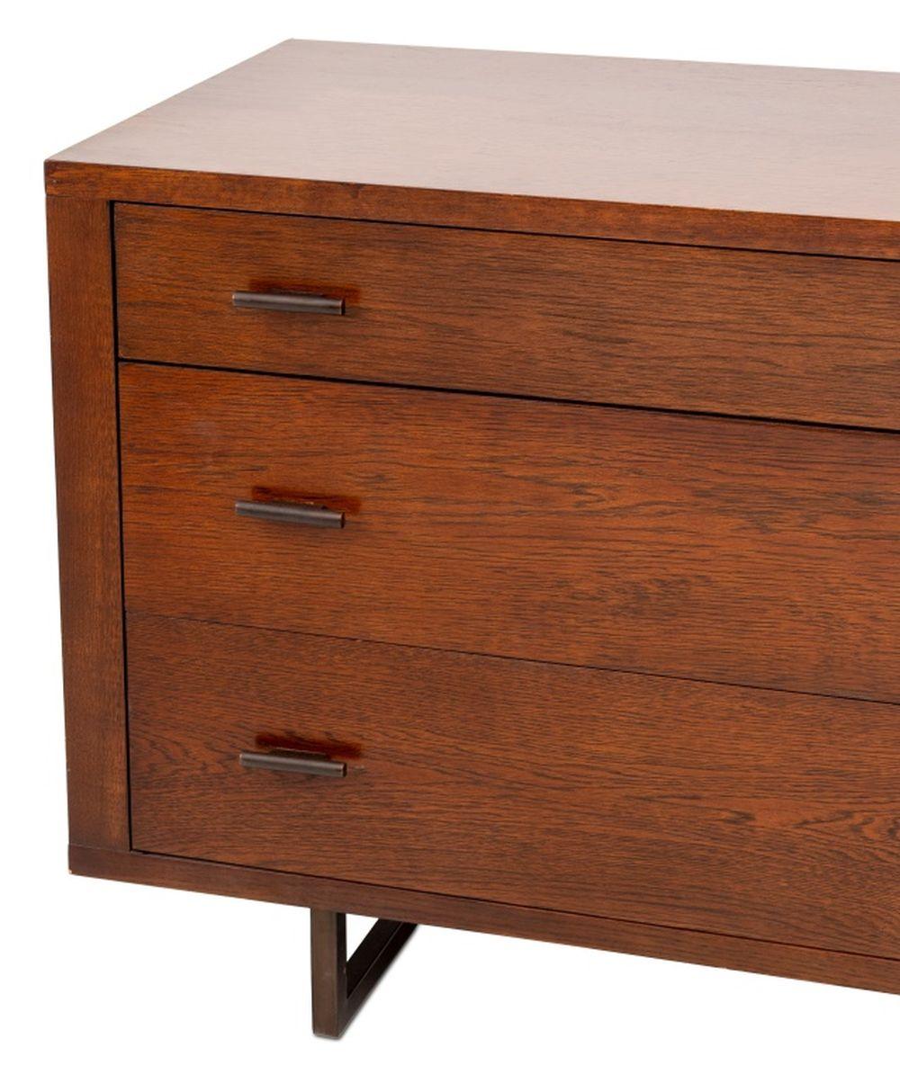 Mid-Century moderno Credenza in legno macchiato in stile moderno di metà secolo in vendita