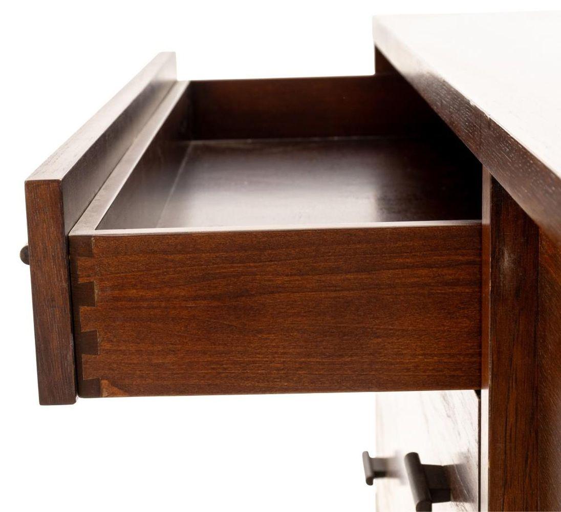 Credenza in legno macchiato in stile moderno di metà secolo In condizioni buone in vendita a Astoria, NY
