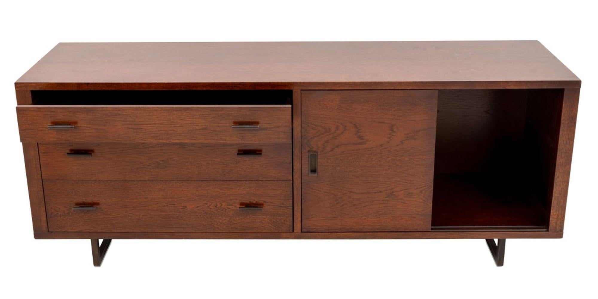 Legno Credenza in legno macchiato in stile moderno di metà secolo in vendita