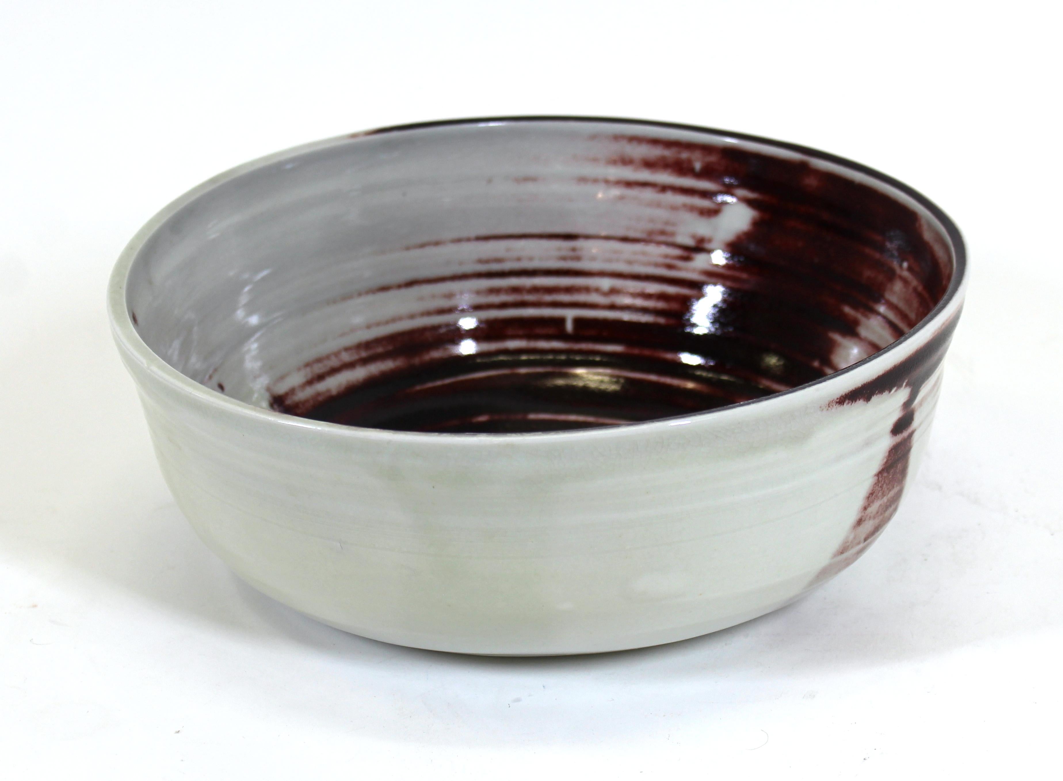 Mid-Century Modern Style Studio Ceramic Bowl In Good Condition For Sale In New York, NY