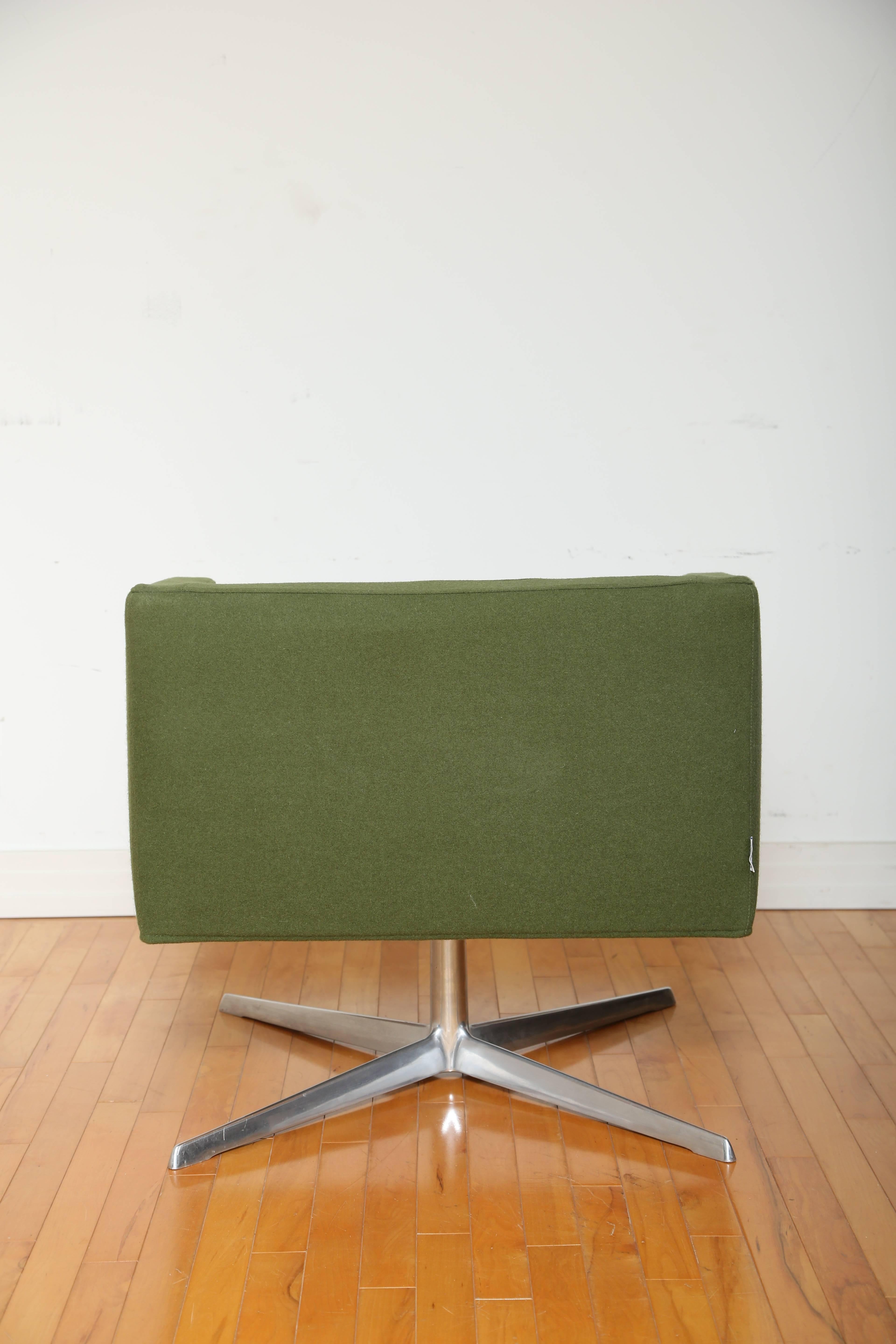 Mid-Century Modern Style Swivel Lounge Chair by Verzelloni In Good Condition In Fort Lauderdale, FL