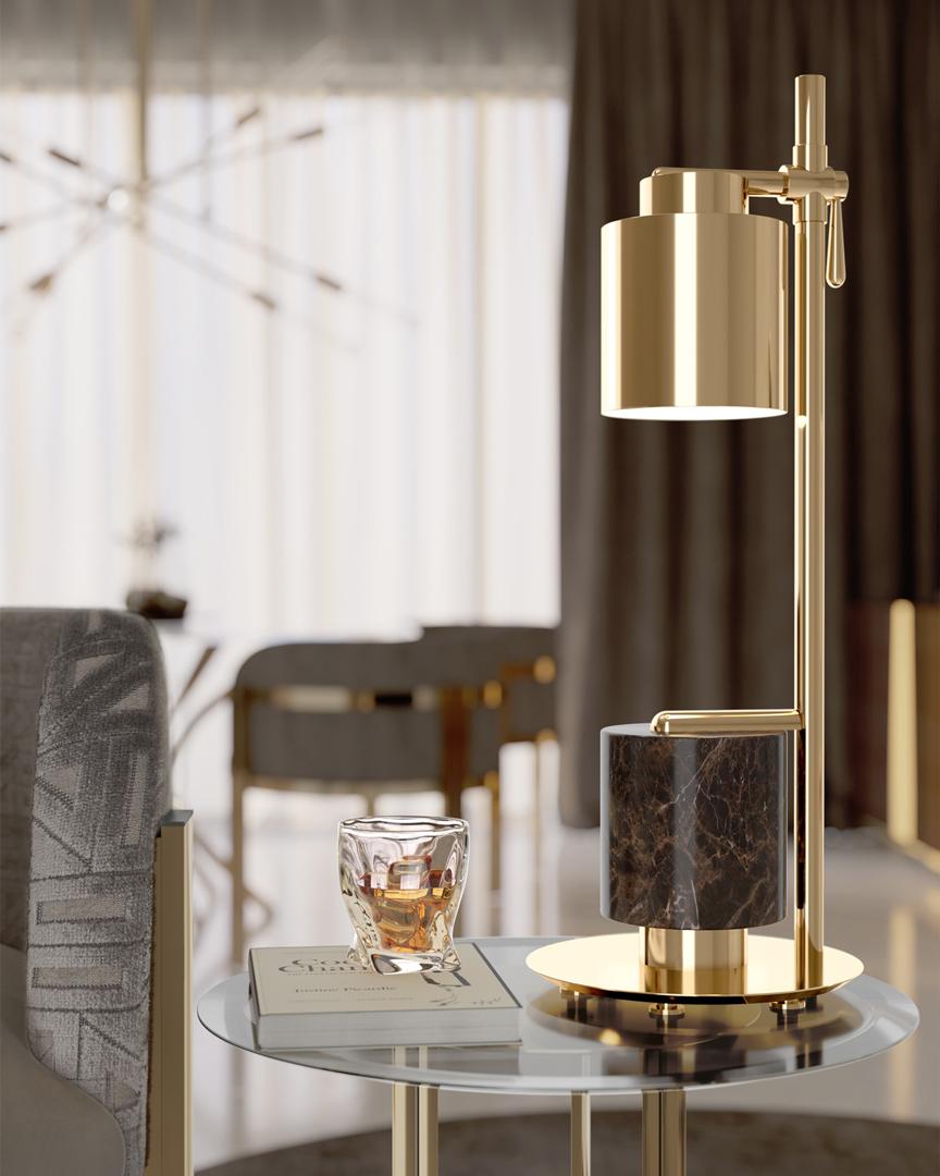  Questa lampada da tavolo è realizzata con materiali di lusso e presenta una struttura elegante e angolare. Il suo design incarna la dualità: la parte superiore e la base si specchiano l'una nell'altra come un riflesso, conferendo a questa lampada