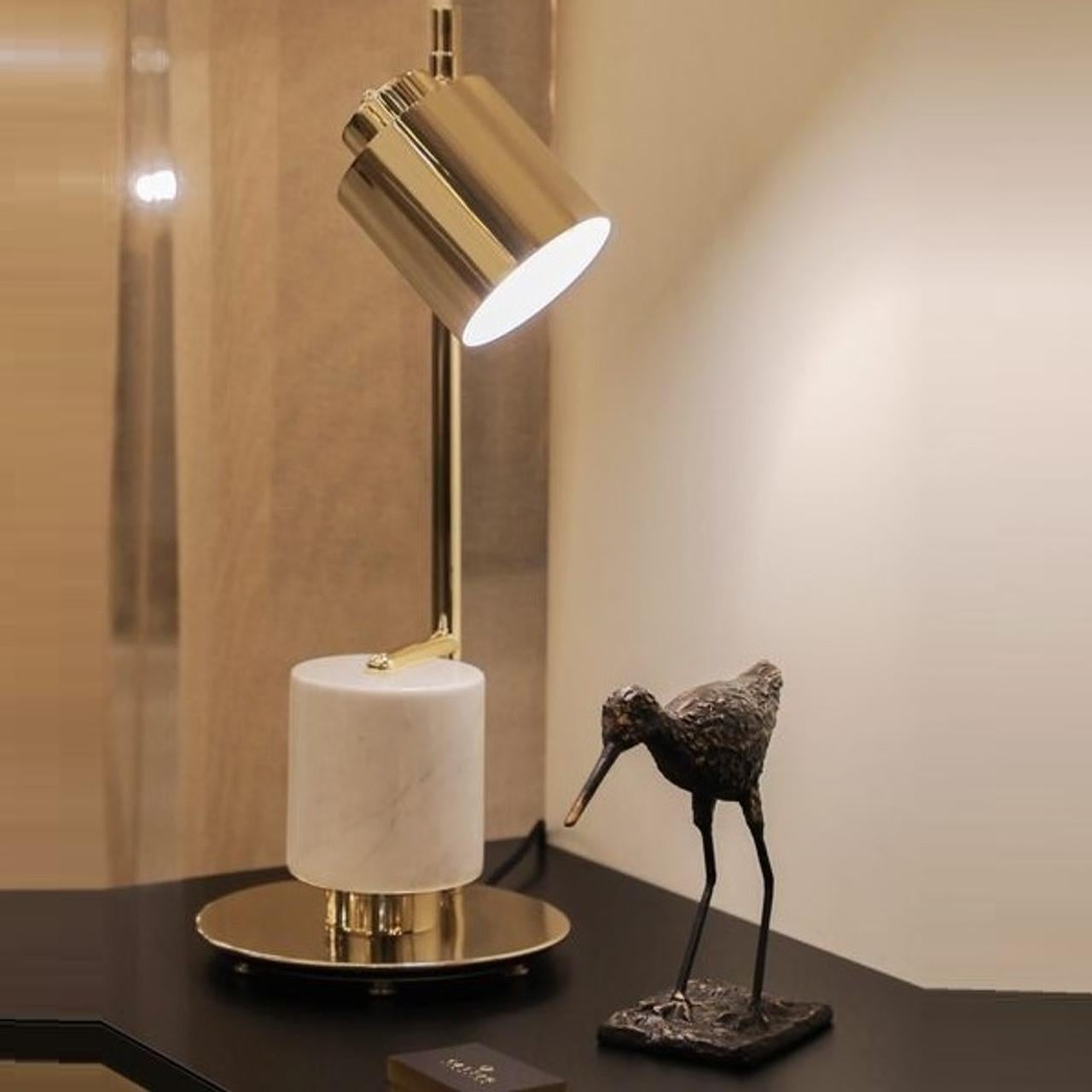 Fatto a mano Lampada da tavolo in stile Mid-Century Modern, Ottone lucido/Marmo in vendita