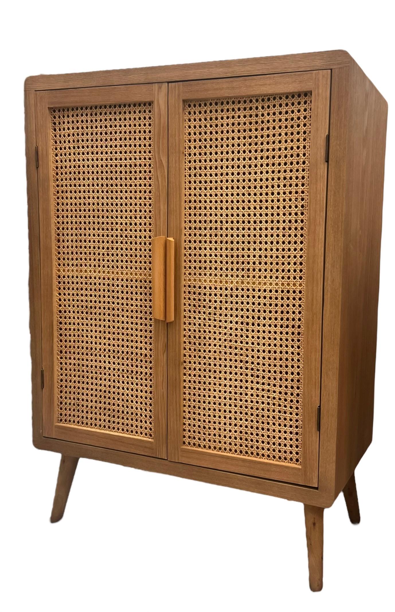 Grande armoire en bois de style moderne du milieu du siècle avec 2 portes en rotin tressé Bon état - En vente à Seattle, WA