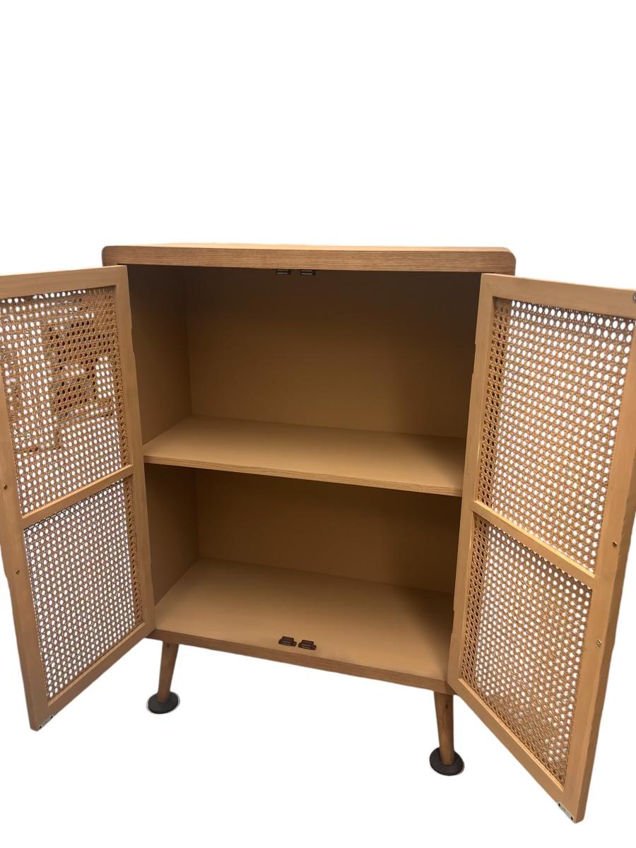 Fin du 20e siècle Grande armoire en bois de style moderne du milieu du siècle avec 2 portes en rotin tressé en vente