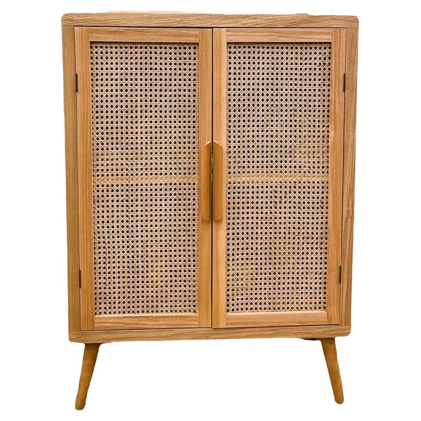 Großer Holzschrank im modernen Stil der Mitte des Jahrhunderts mit 2 geflochtenen Schilfrohrtüren