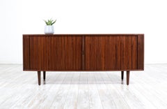 Credenza con sportello a tamburo in stile Mid-Century Modern di Danish Modern LA