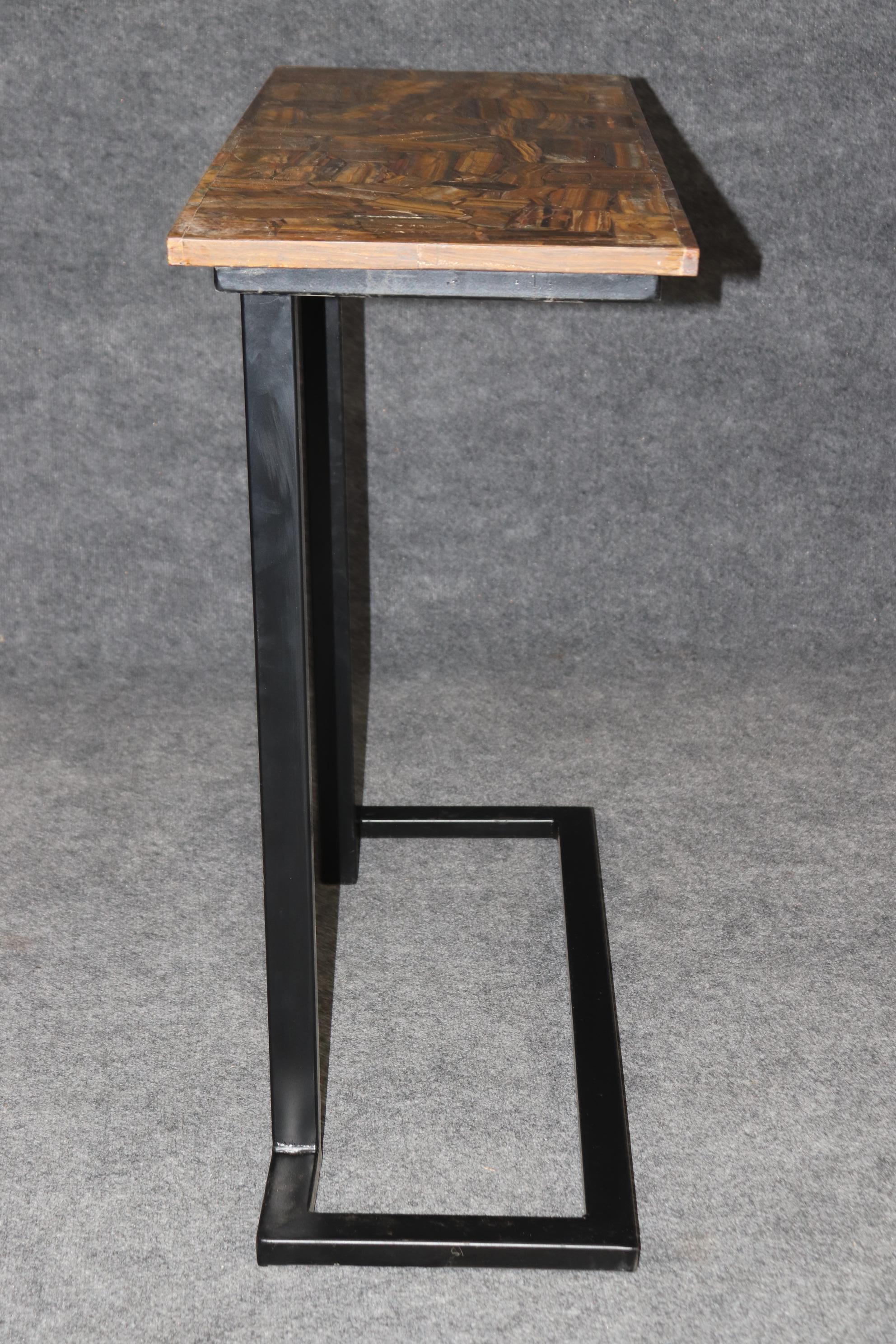 Mid Century Modern Style Tiger's Eye Furnier und Metall Konsolentisch im Zustand „Gut“ im Angebot in Swedesboro, NJ