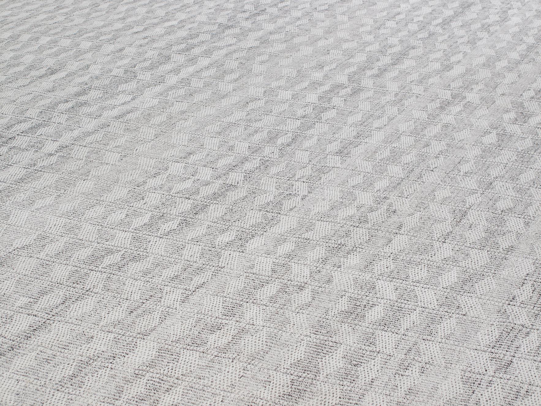 Questo tappeto Pelas a trama piatta è realizzato con lana e cotone filati a mano e tinture naturali. Si ispira agli antichi kilim originari della regione curda dell'Iran. NASIRI continua la sua ricca tradizione nella produzione di tappeti applicando