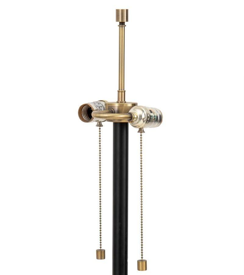 Lampadaire tripode de style moderne du milieu du siècle, deux luminaires, tige ébonisée et quincaillerie en laiton. 60,25