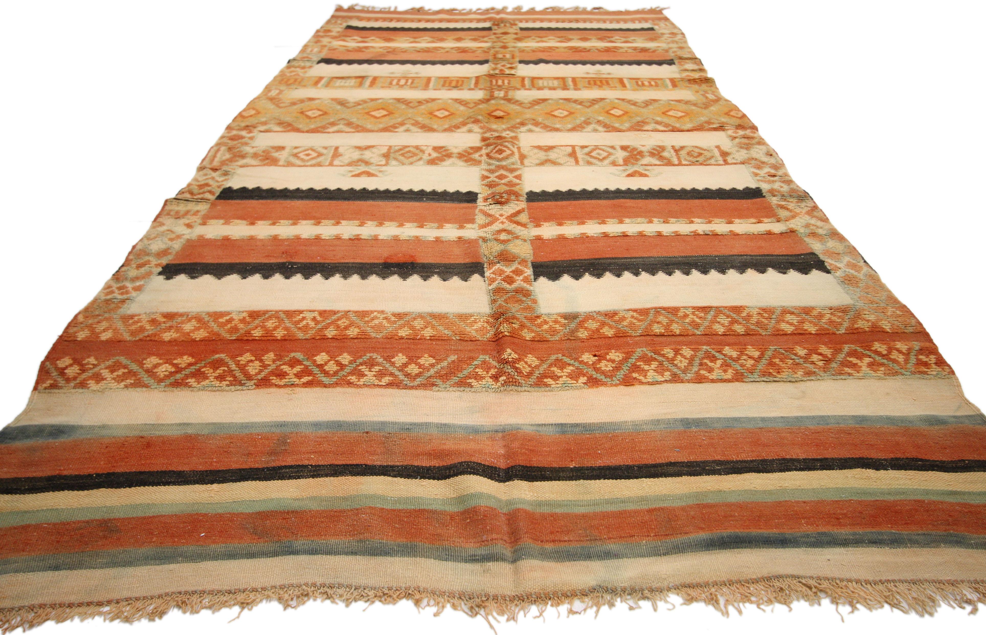 Alfombra Kilim Vintage de rayas marroquíes de estilo moderno de mediados de siglo y pelo alto-bajo Tejido a mano en venta