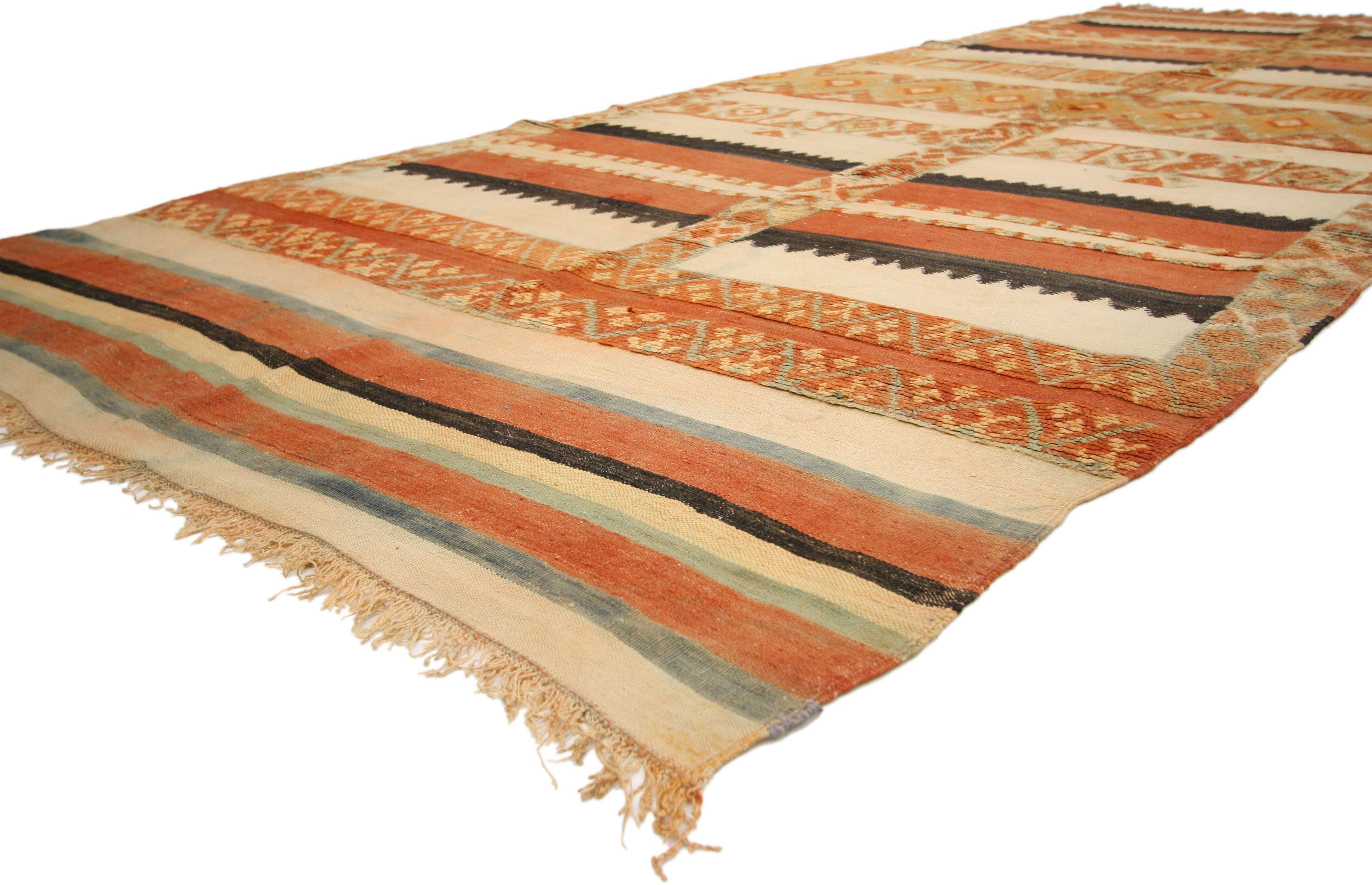 Alfombra Kilim Vintage de rayas marroquíes de estilo moderno de mediados de siglo y pelo alto-bajo en Desgastado estado para la venta en Dallas, TX