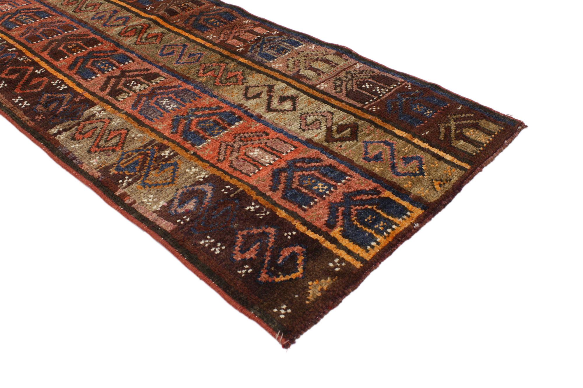 52105 Alfombra Turca Oushak Vintage, 02'00 x 05'07. Este pasillo de alfombra turca Oushak vintage de lana anudada a mano cautiva con sus intrincados diseños y motivos simbólicos, que entretejen elementos de la cultura y la artesanía de Anatolia. La