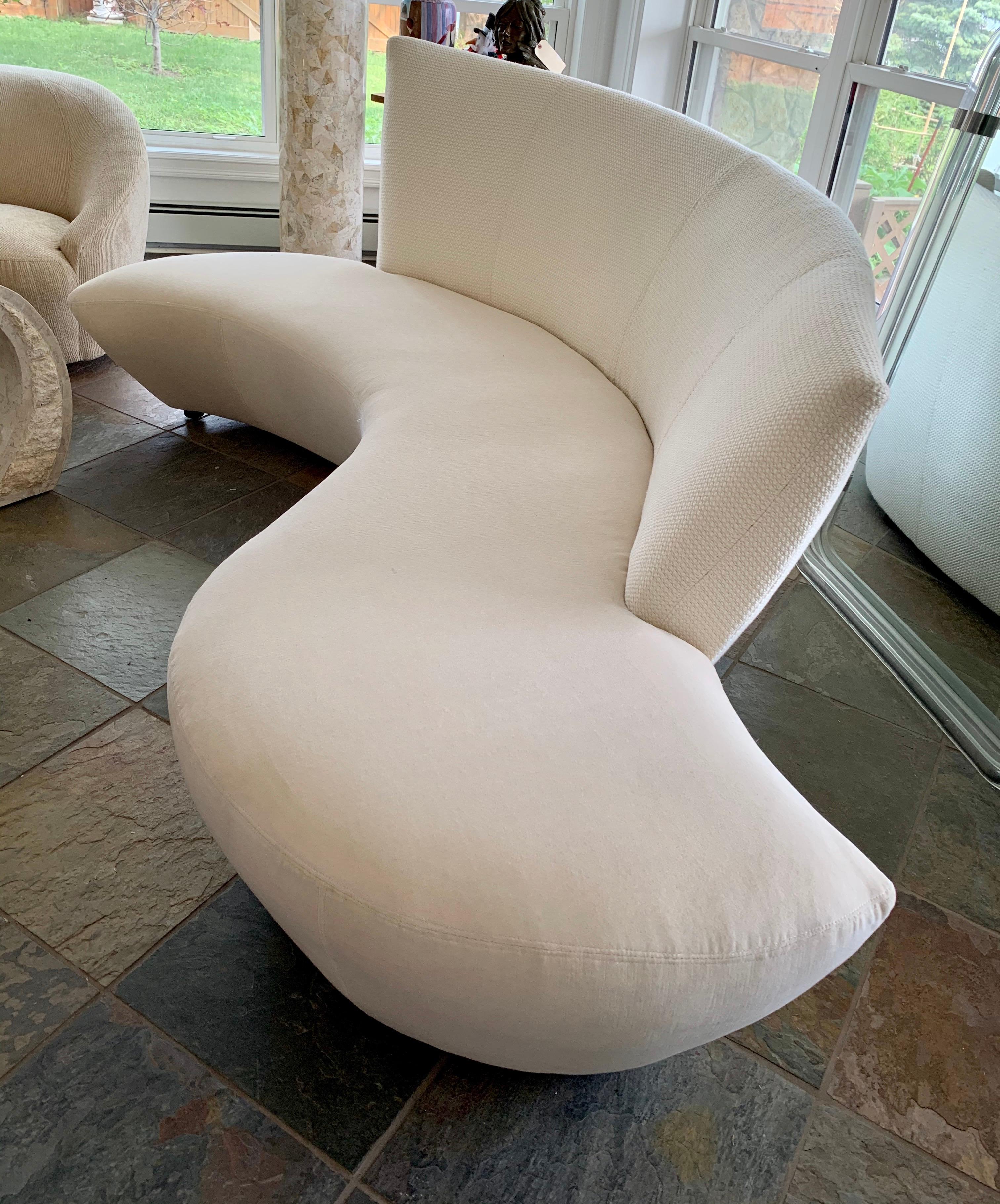 Mid-Century Modern Style Vladimir Kagan Bilbao Serpentine Curved Sofa In Good Condition In West Hartford, CT