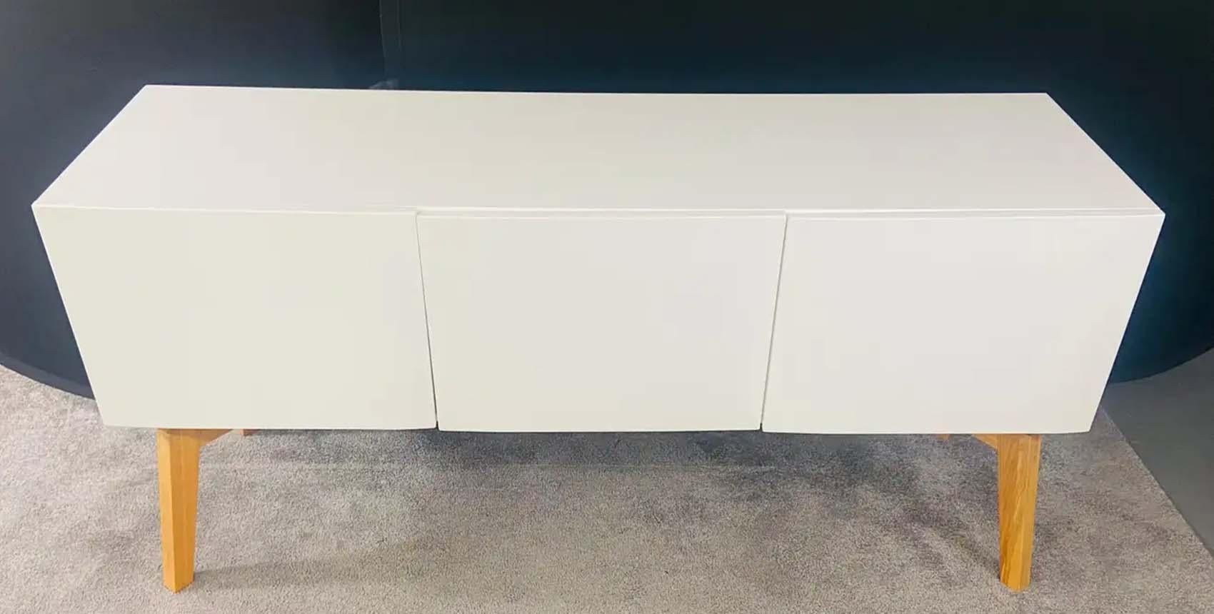 Mid-Century Modern Style White Lacquered Sideboard, Credenza or Cabinet In Good Condition In Plainview, NY